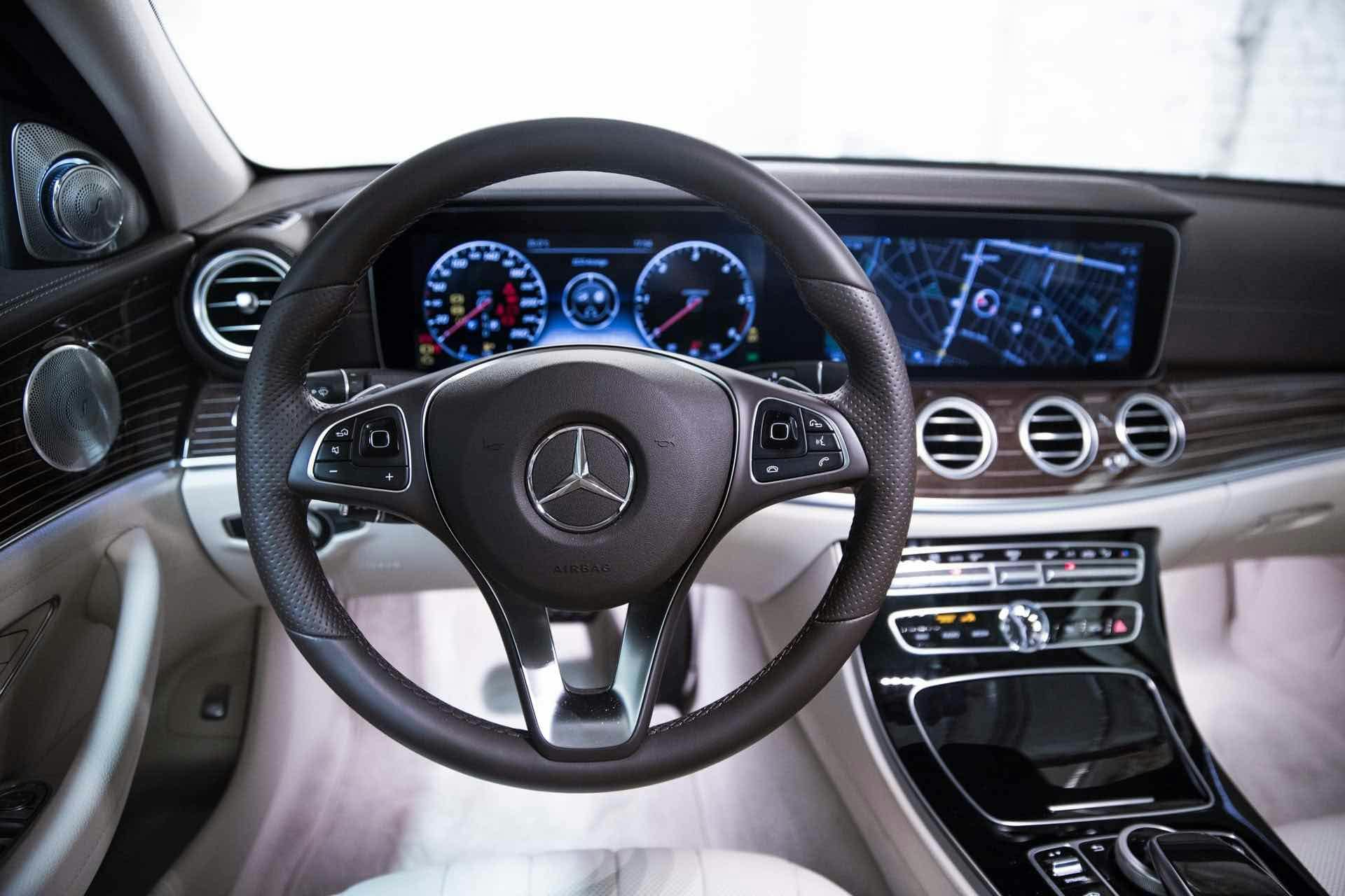 Modernes Mercedes-Benz Cockpit