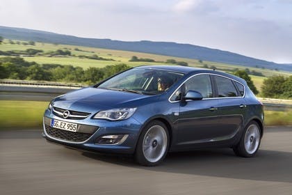 Opel Astra J Aussenansicht Front schräg dynamisch blau