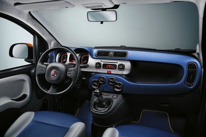 Fiat Panda 319 Innenansicht statisch Studio Vordersitze und Armaturenbrett beifahrerseitig