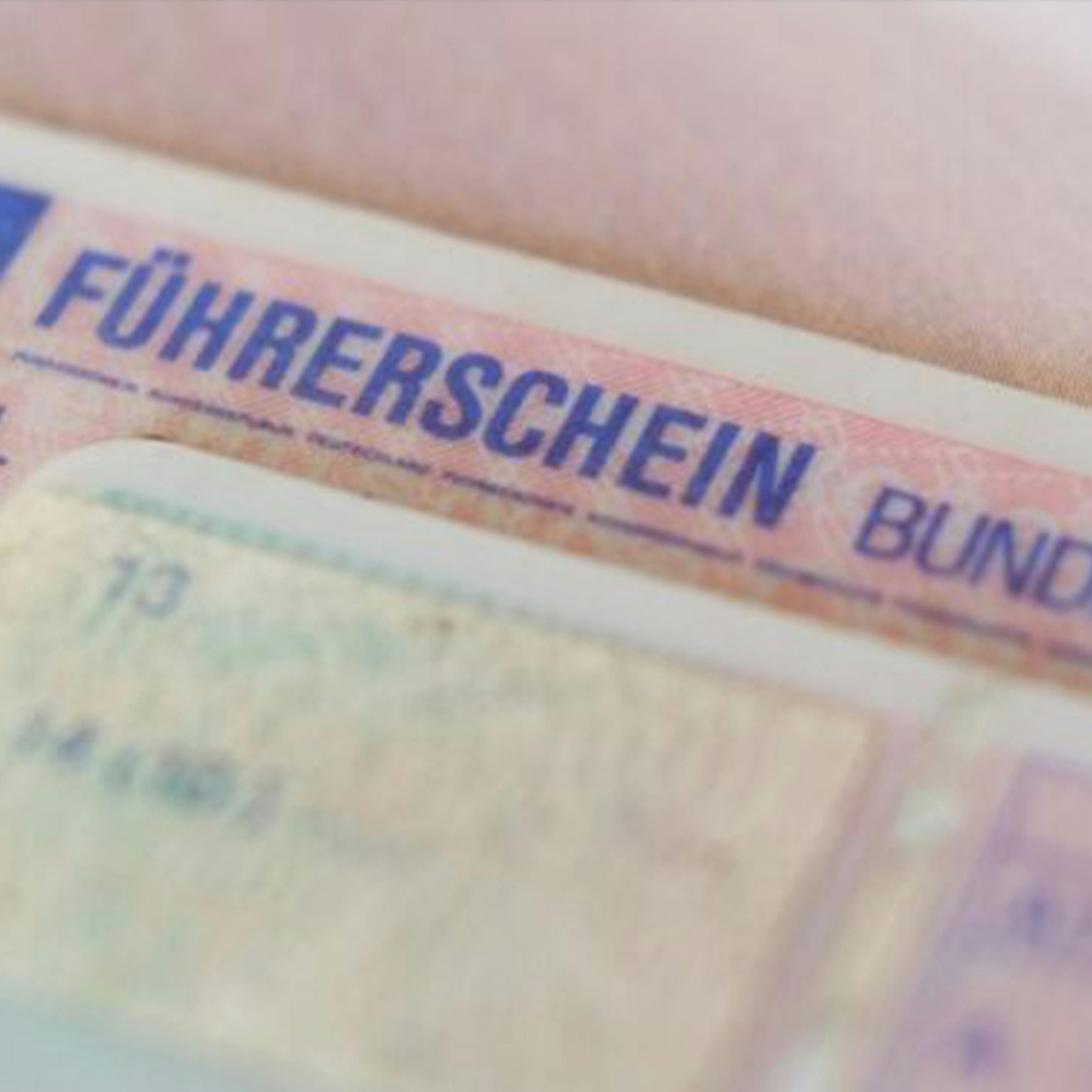 Nahaufnahme eines deutschen Führerscheins.