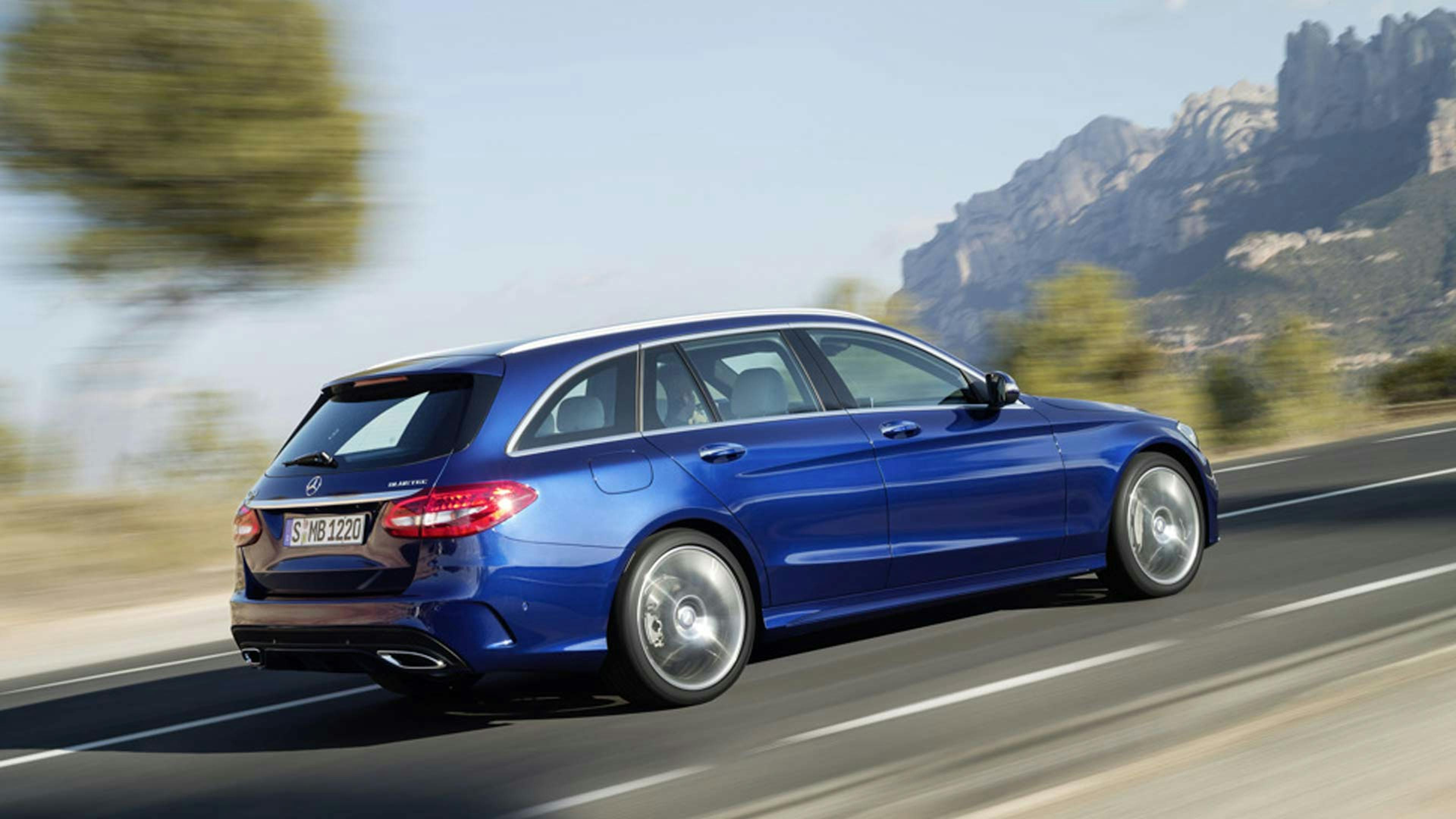 Eine blaue Mercedes C-Klasse S205 T-Modell Kombi fährt eine Landstraße entlang.