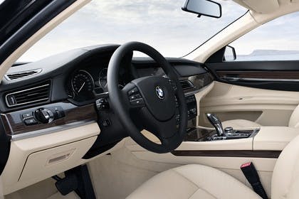 BMW 7er Limousine F01 Innenansicht statisch Vordersitze und Armaturenbrett fahrerseitig