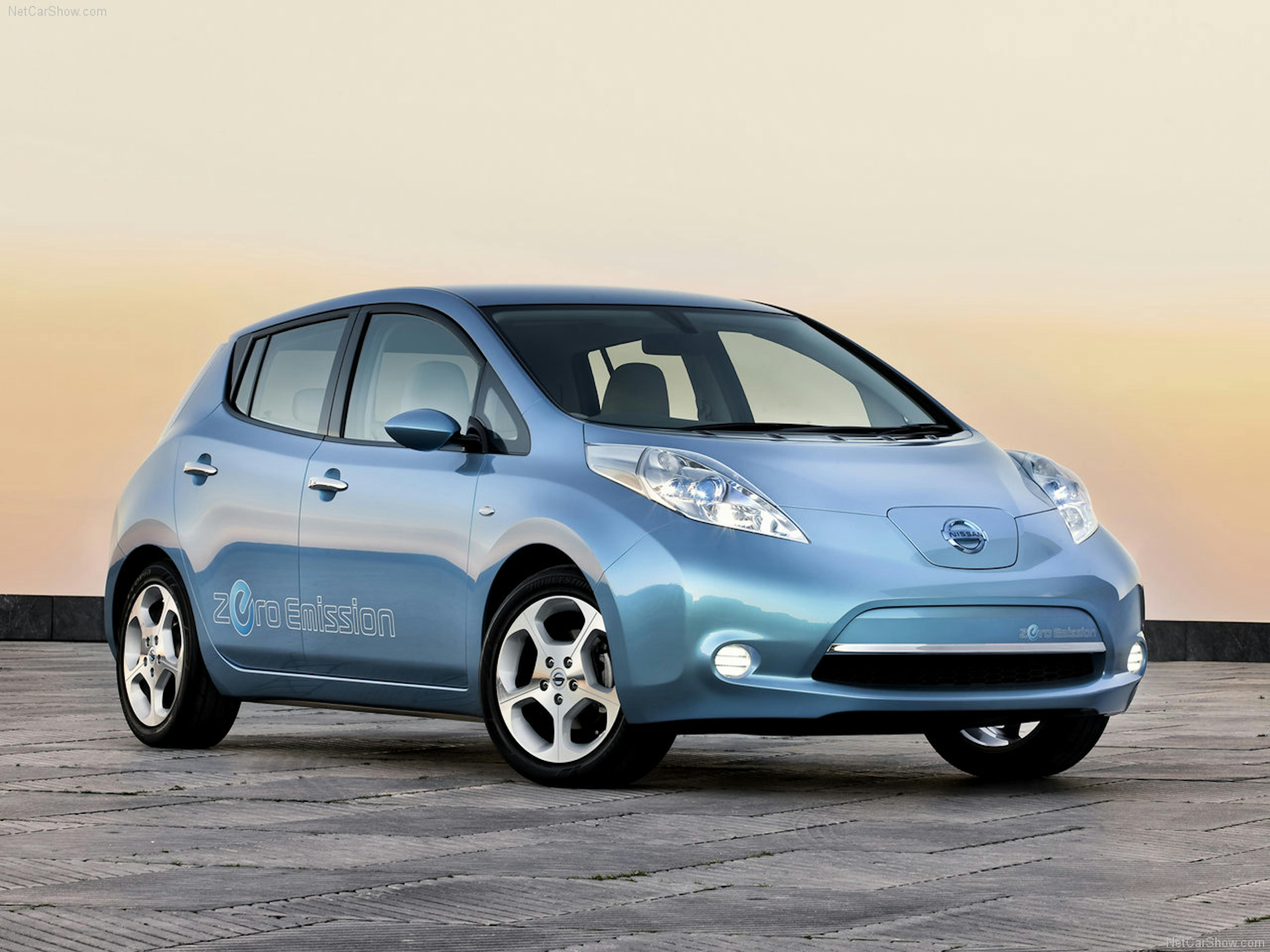 Ein blauer Nissan Leaf der ersten Generation von vorne im Abendlicht fotografiert.