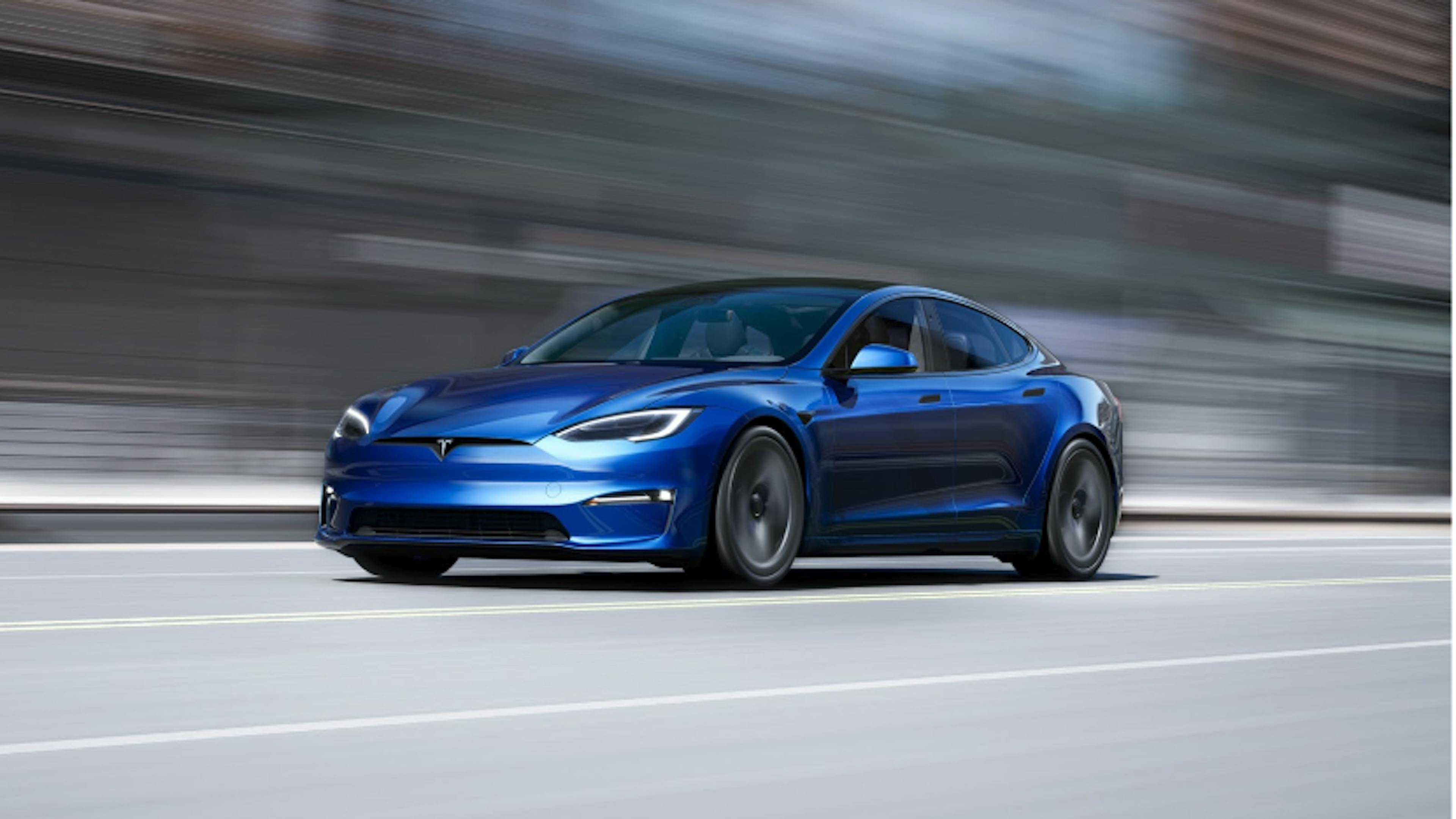 Blauer Tesla Model S fahrend