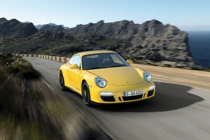 Porsche 911 Carrera 4 GTS 997.2 Aussenansicht Front schräg dynamisch gelb