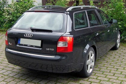 Audi A4 Avant B6 Aussenansicht Heck schräg statisch schwarz