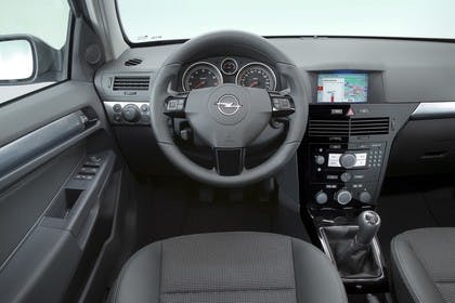 Opel Astra H 5Türer Innenansicht Fahrerposition Studio statisch grau