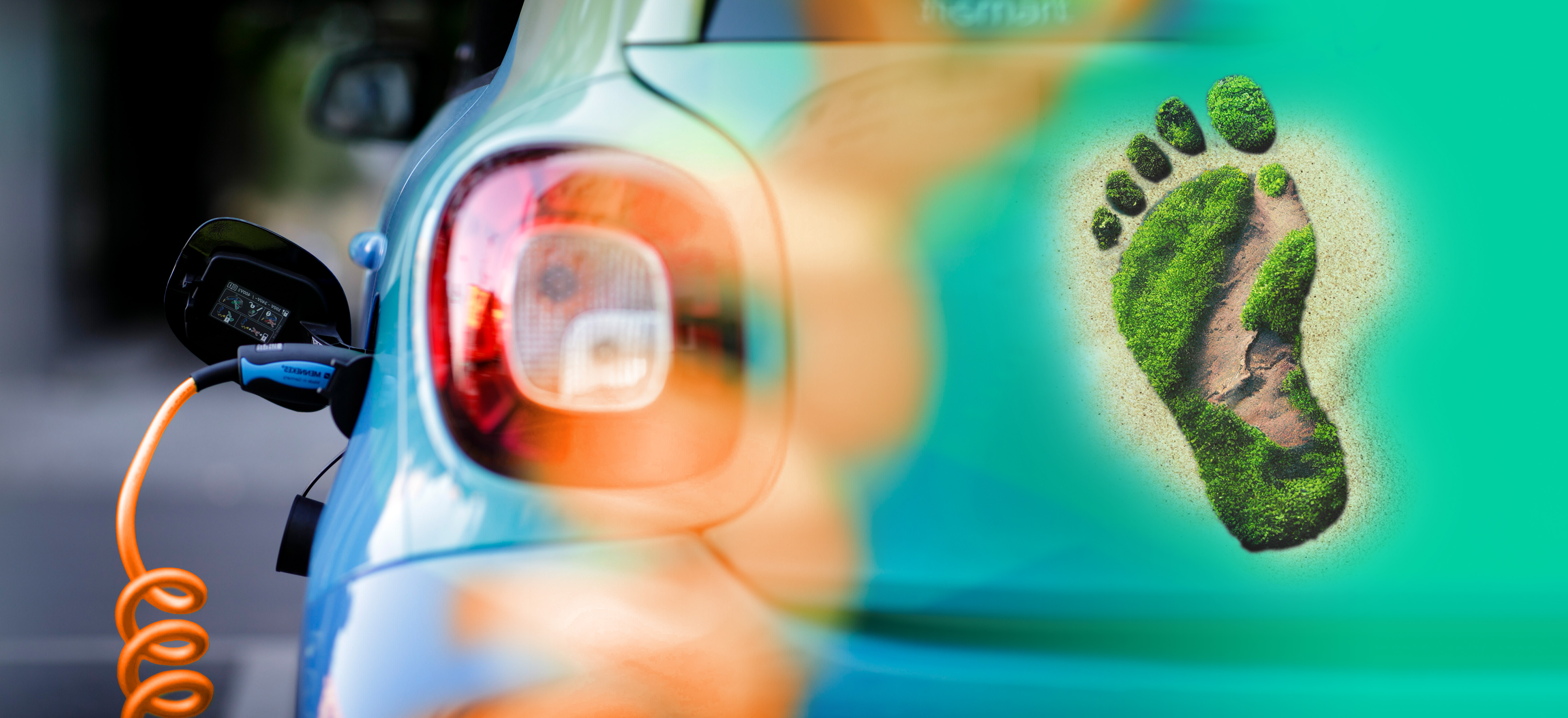 Ein Elektroauto wird geladen, daneben ein grüner Fußabdruck als Symbol für nachhaltige Mobilität und einen reduzierten CO₂-Fußabdruck.