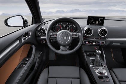 Audi A3 8V Limousine Innenansicht Fahrerposition statisch schwarz
