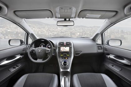 Toyota Auris Hybrid E15 Innenansicht statisch Vordersitze und Armaturenbrett