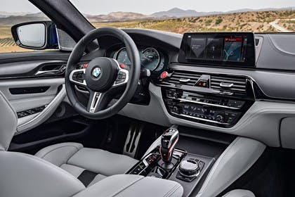 BMW M5 F90 Innenansicht Beifahrerposition statisch grau