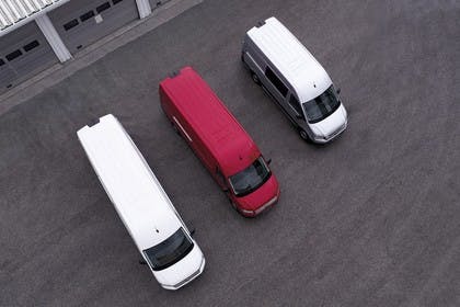 VW Crafter Kastenwagen Aussenansicht Front schräg erhöht weiss rot silber