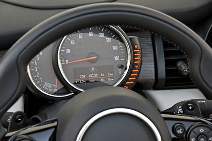 Mini Cabrio F57 Innenansicht Detail statisch schwarz Tacho