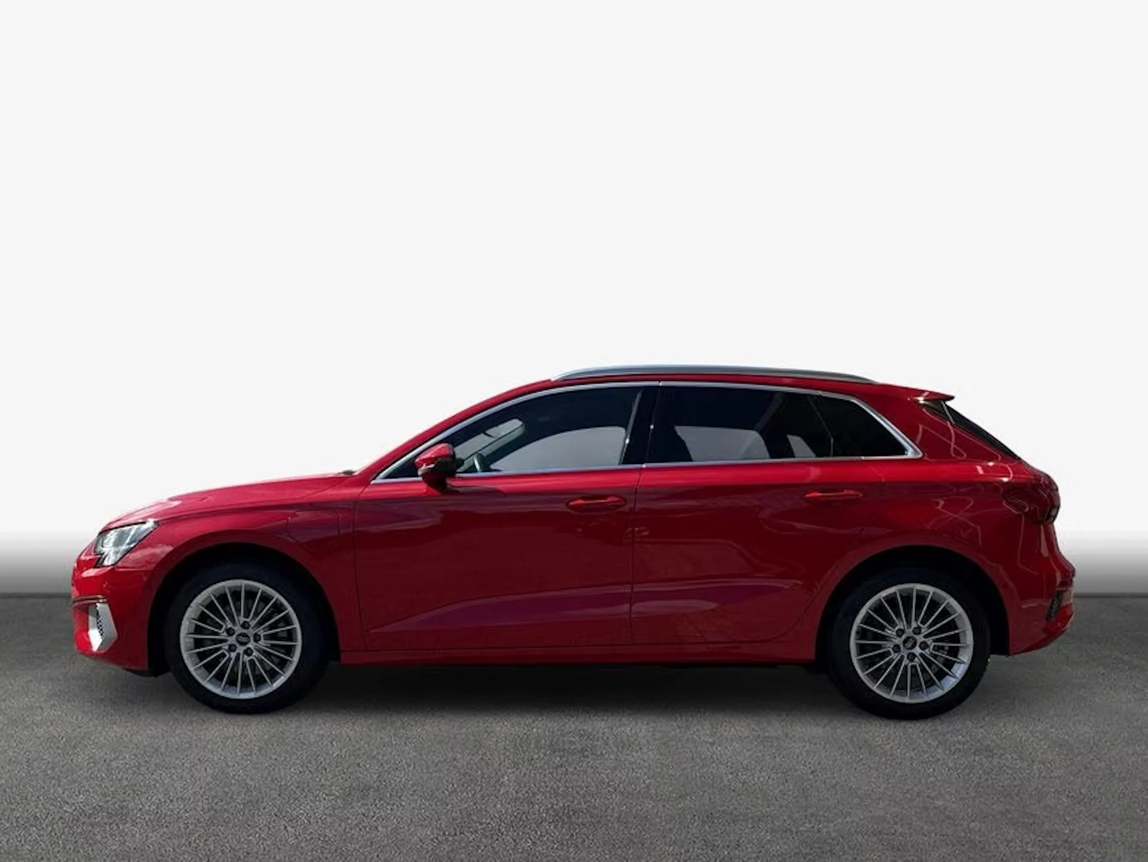 Ein roter Audi A3 Sportback steht auf einer gepflasterten Fläche.