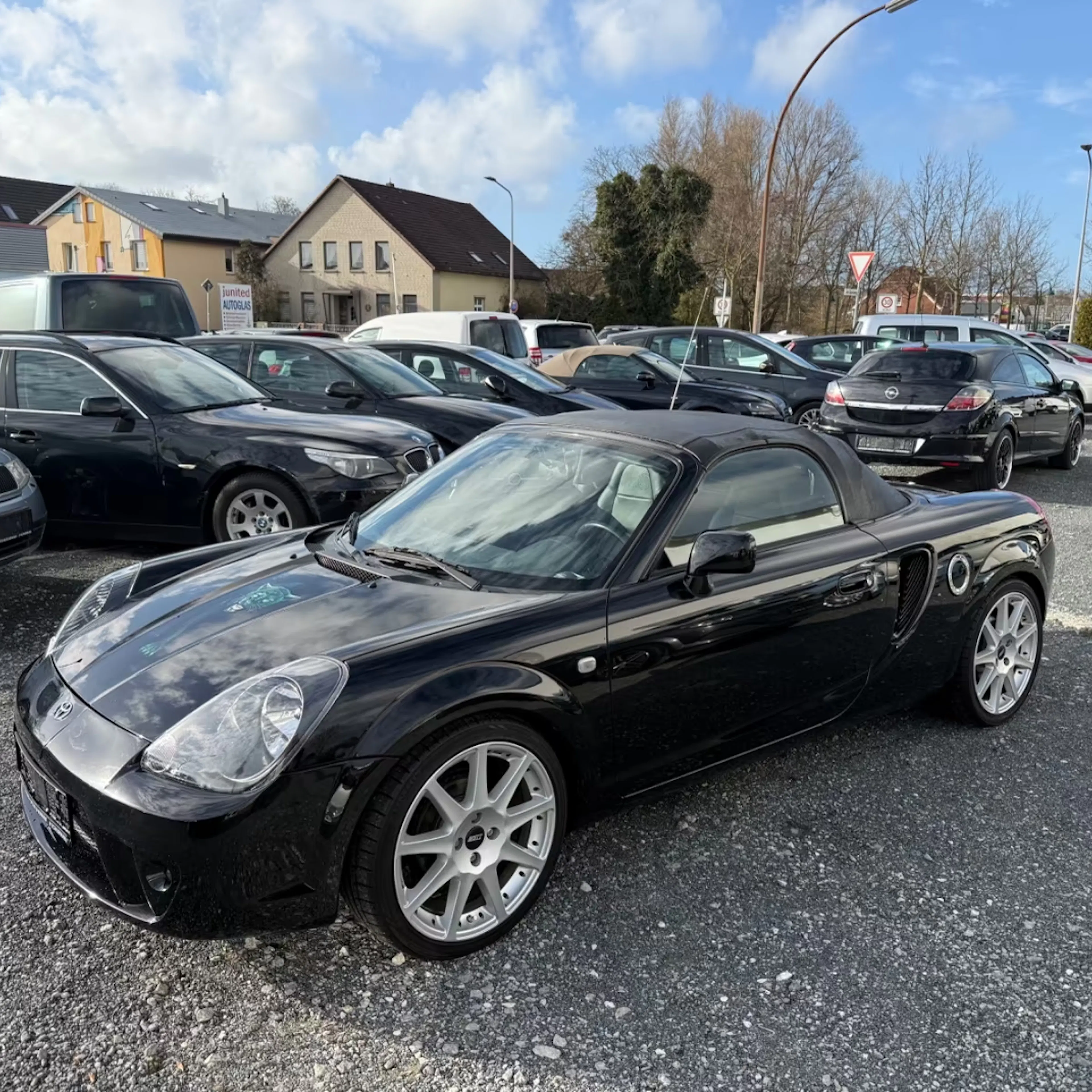 Schwarzer Toyota MR2 steht auf einem Händlerparkplatz.