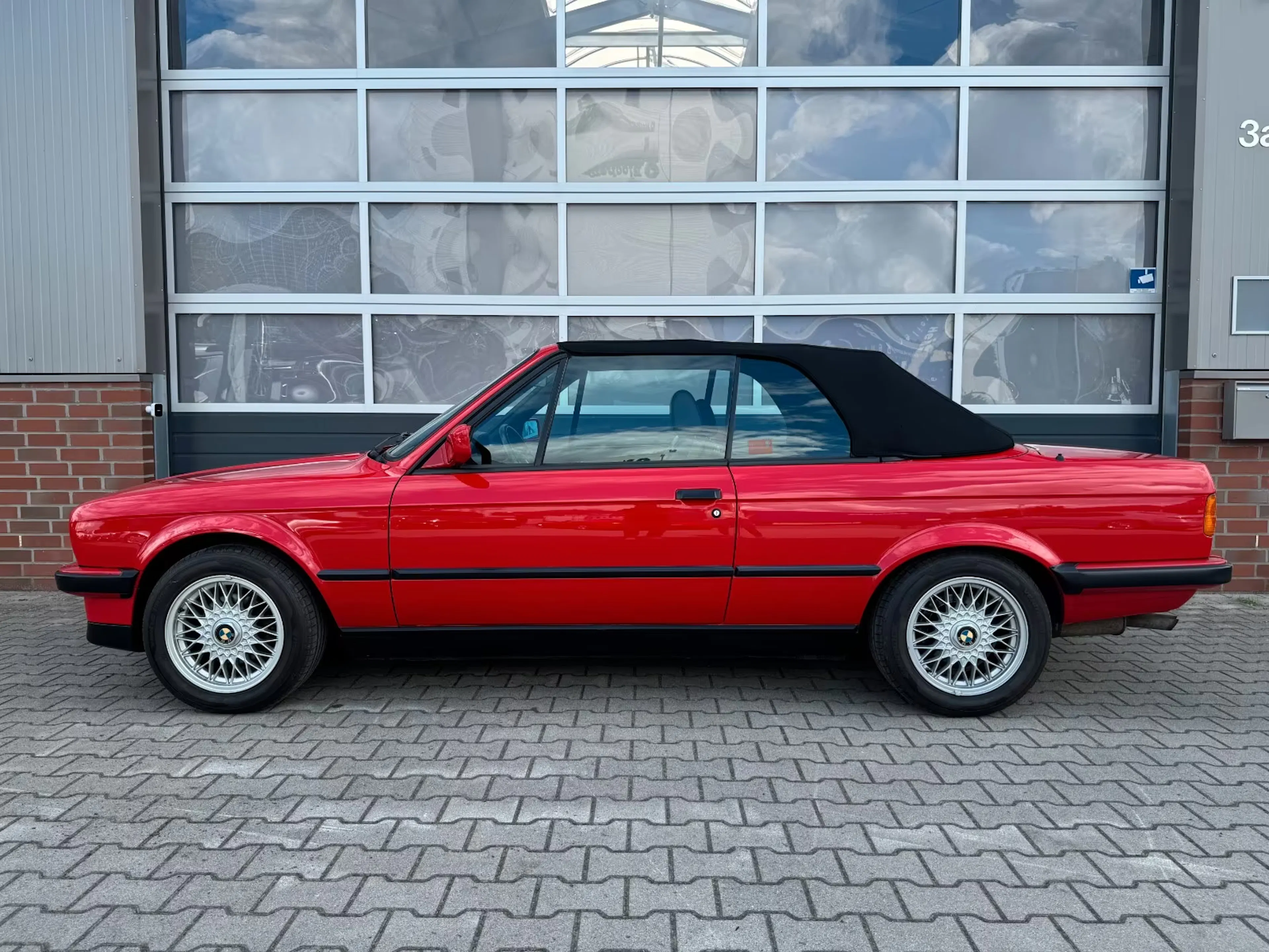 Roter BMW E30