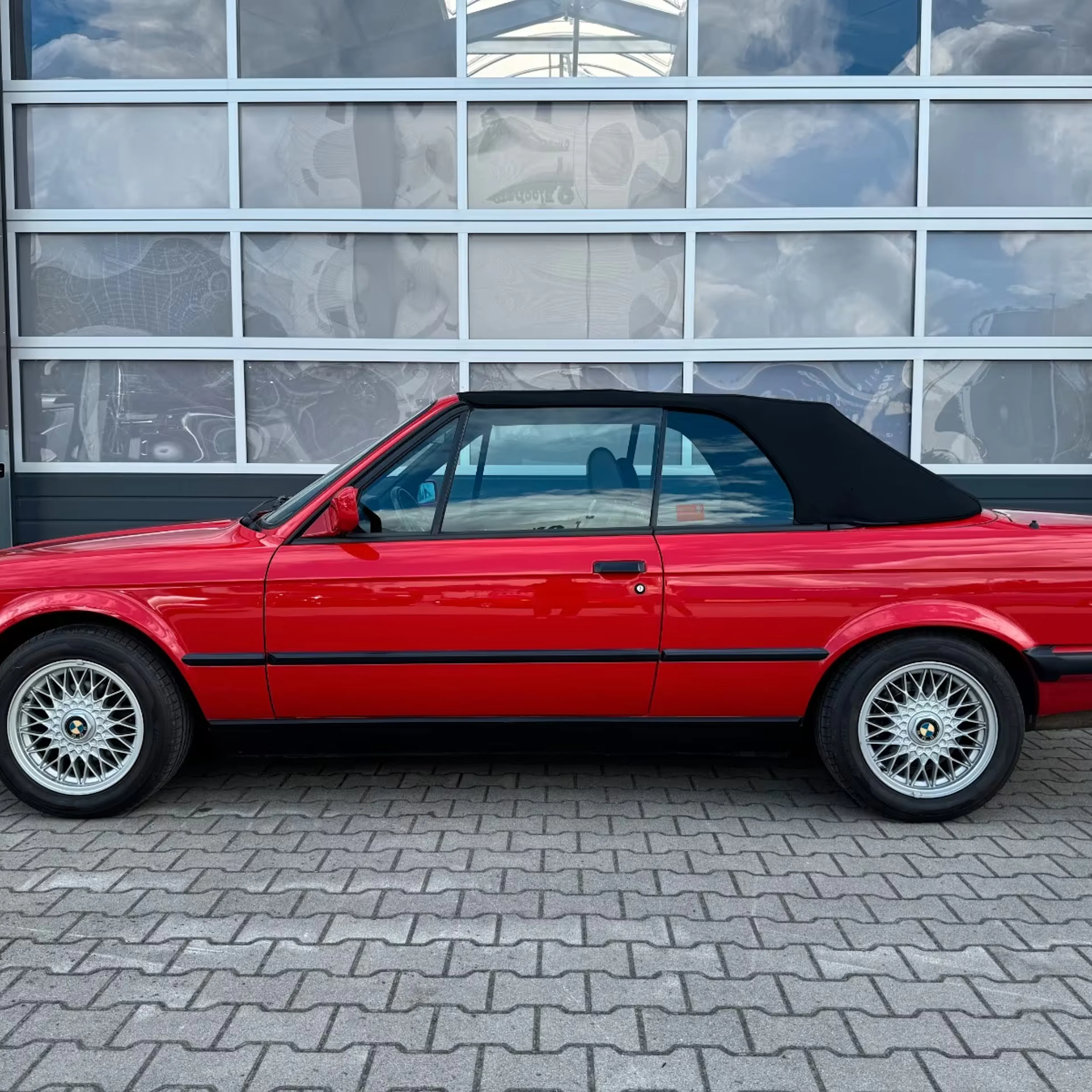 Roter BMW E30