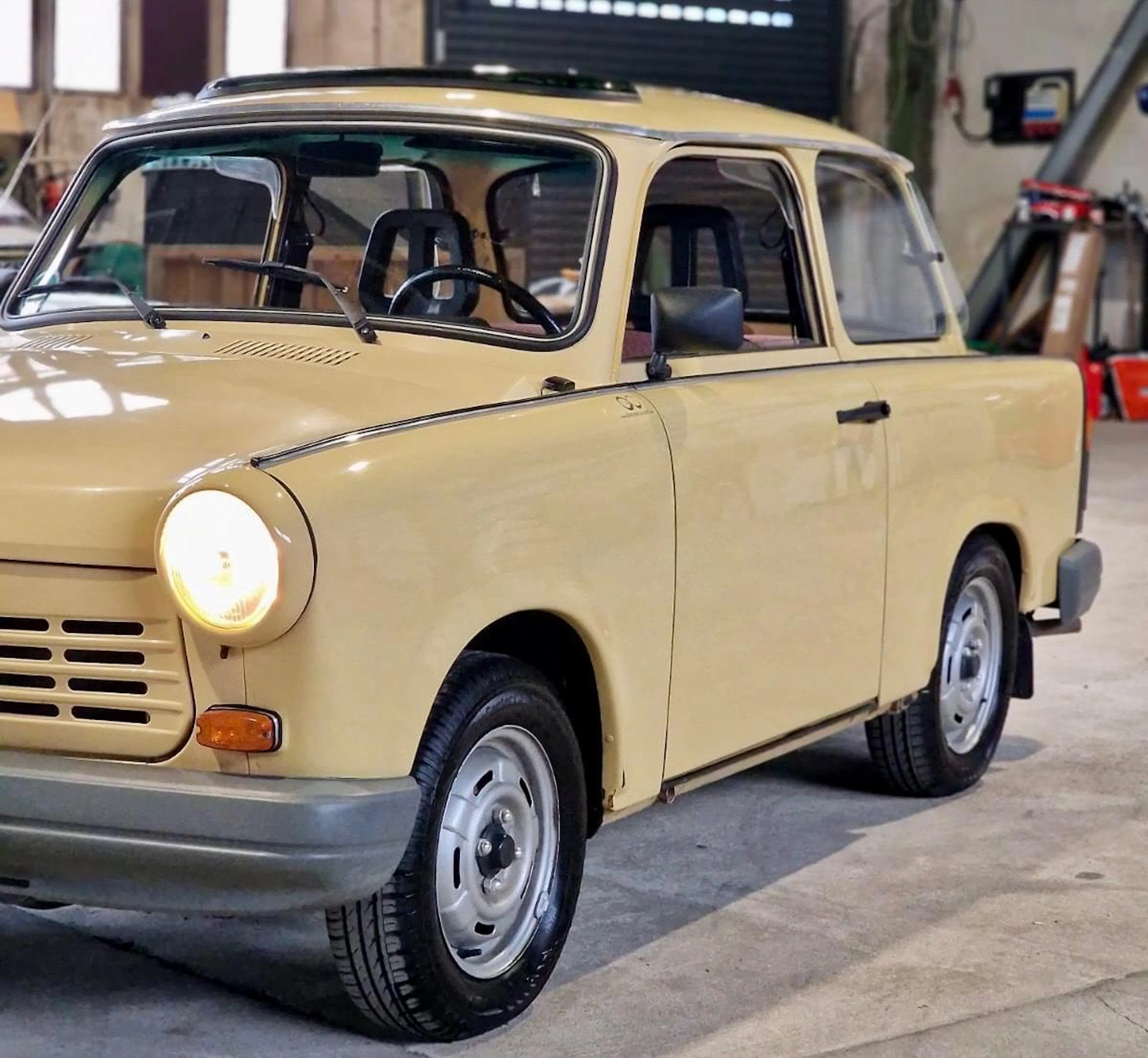 Beiger Trabant steht in einer Werkstatt
