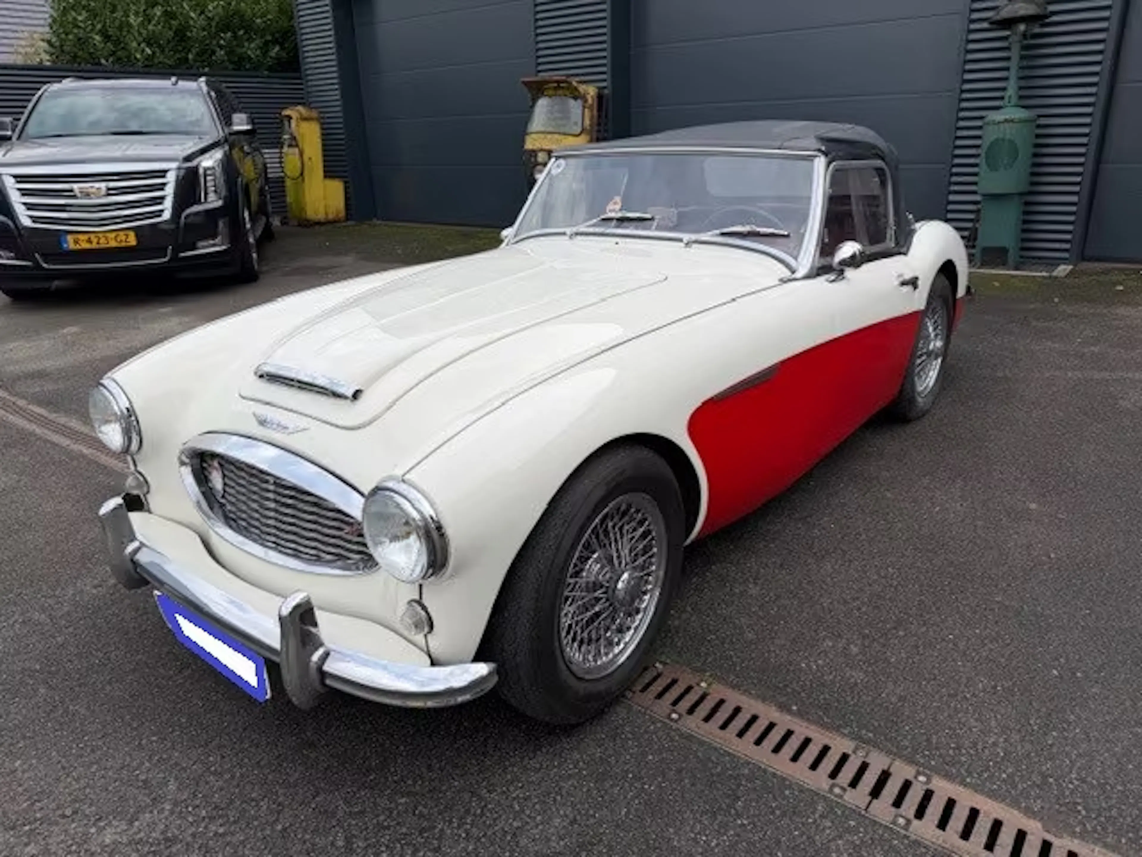 Weißer Austin vor Garage