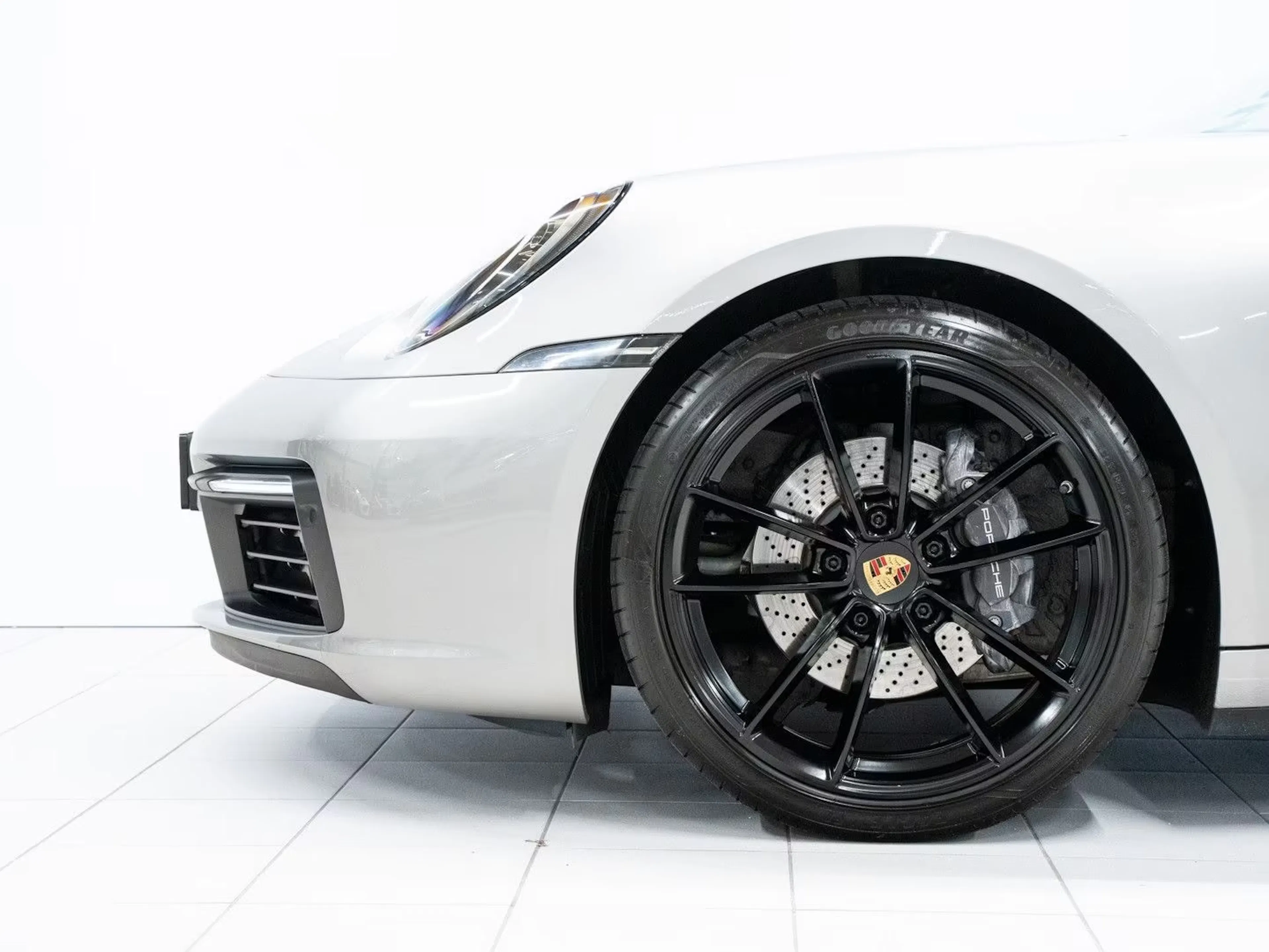 Detailaufnahme eines Vorderrads des Porsche 911 992.