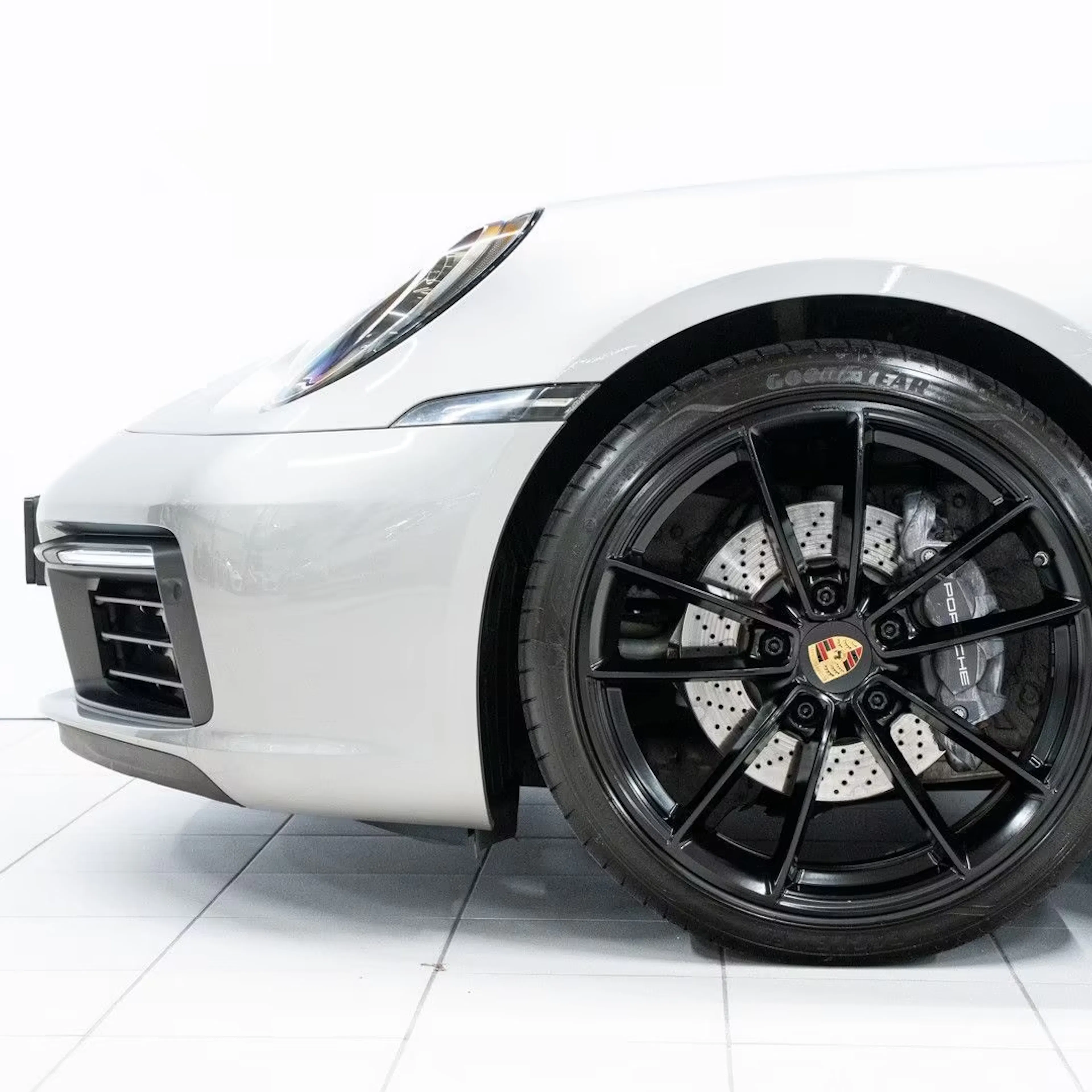 Detailaufnahme eines Vorderrads des Porsche 911 992.