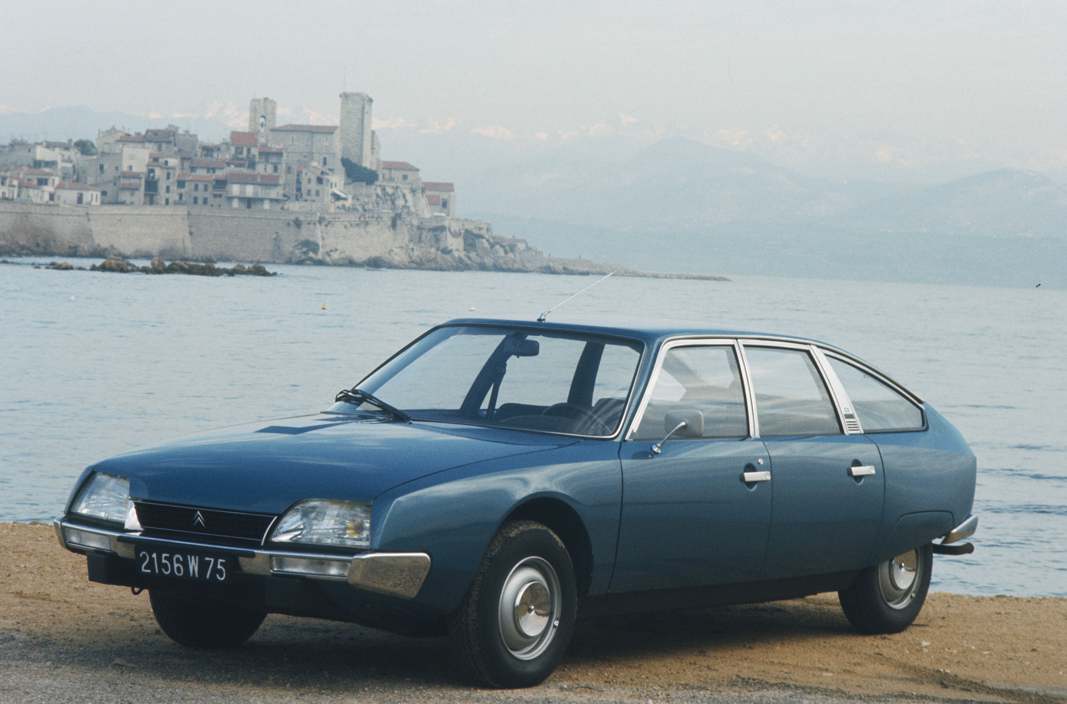 Ein dunkelblauer Citroën CX steht an einer Küste.