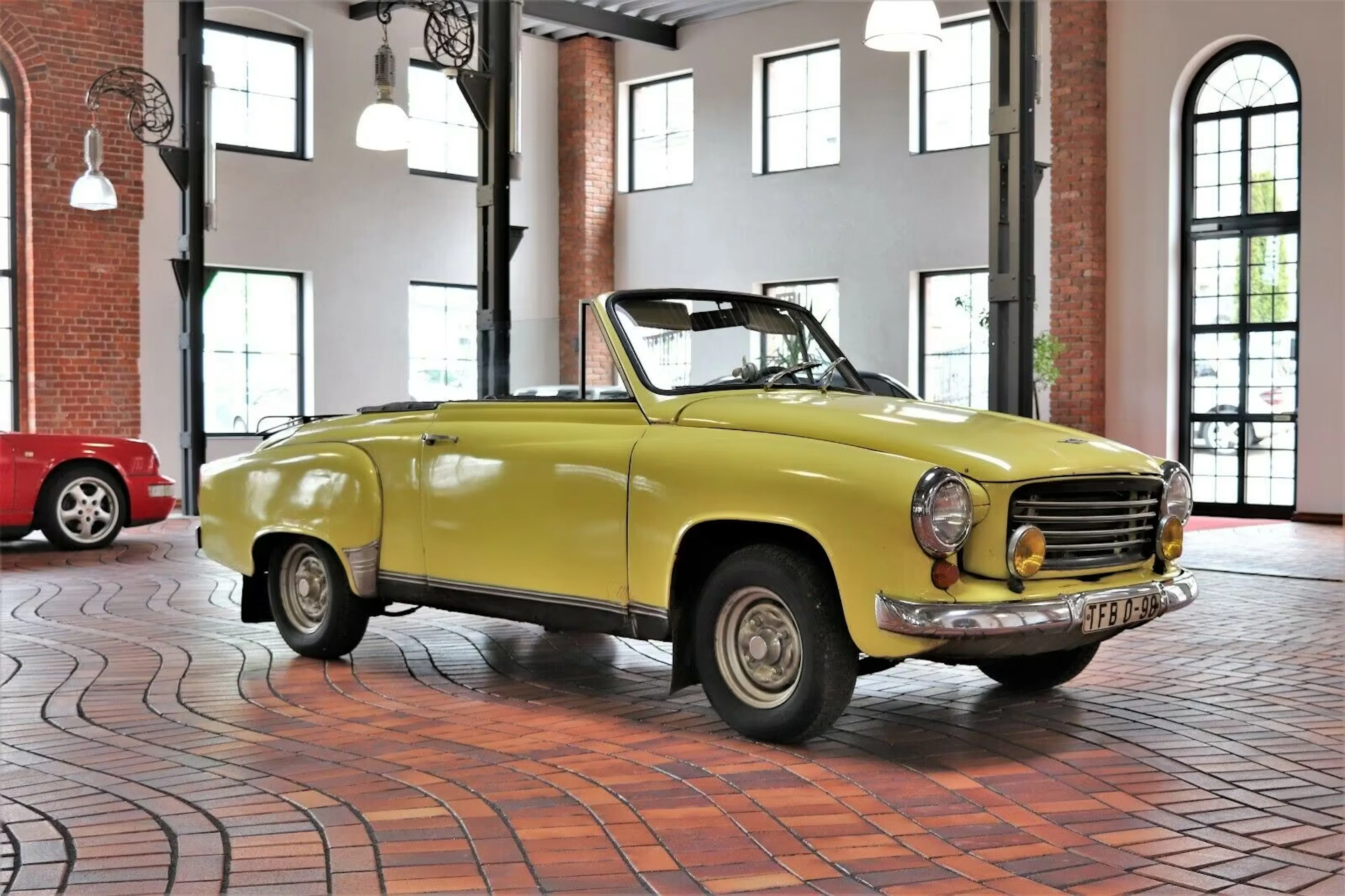 Grün-gelber Wartburg 311 steht in einer Halle