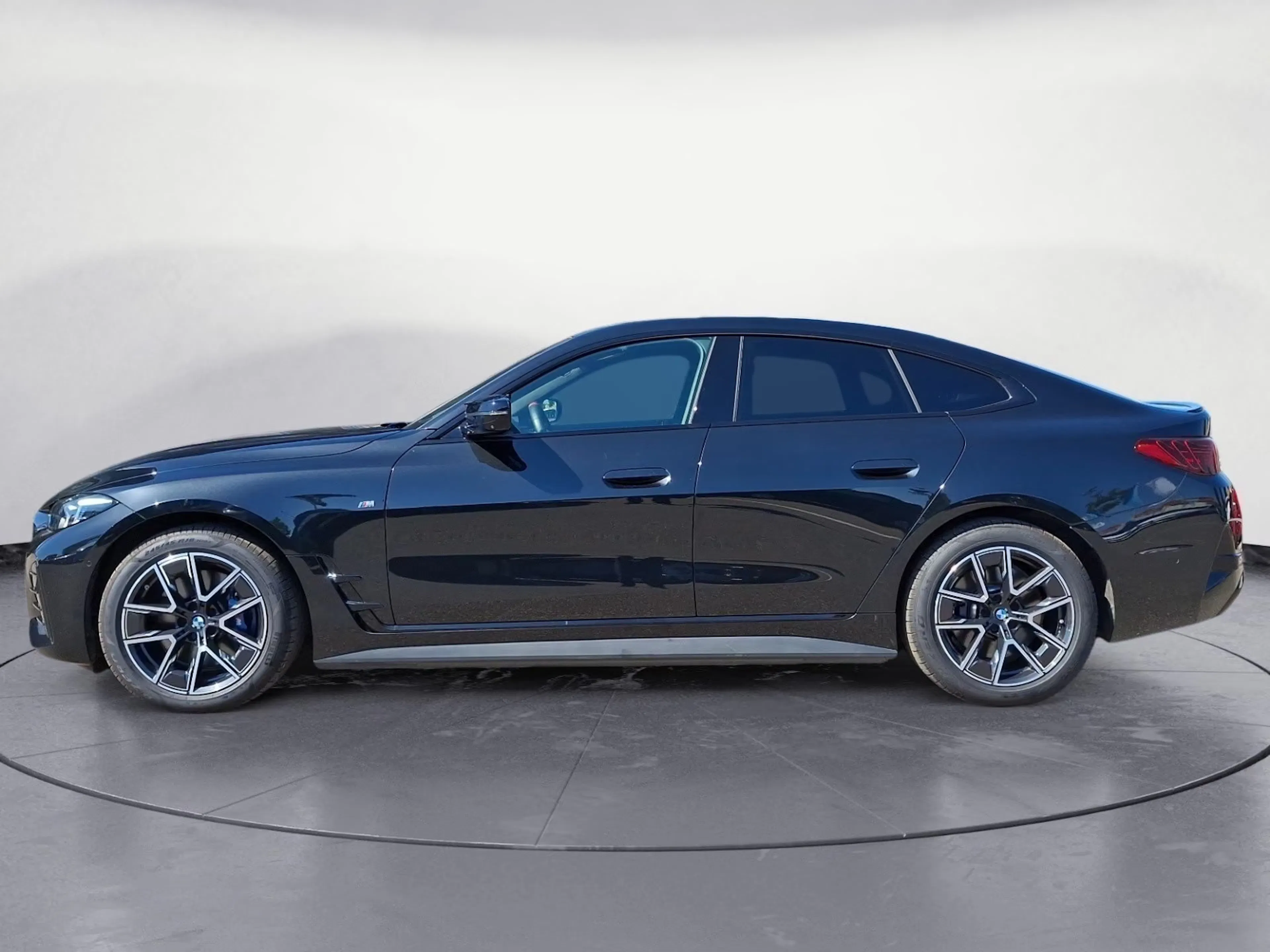 BMW i4 M60 auf einer Präsentationsfläche.