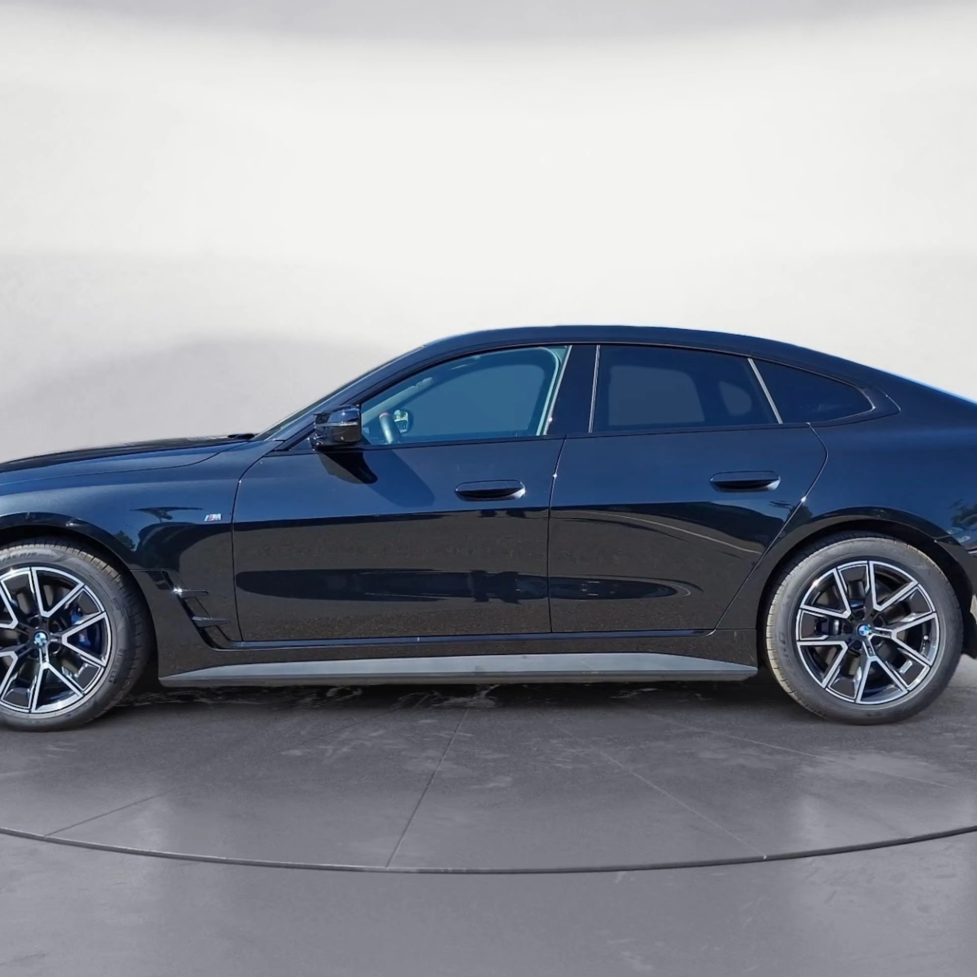 BMW i4 M60 auf einer Präsentationsfläche.