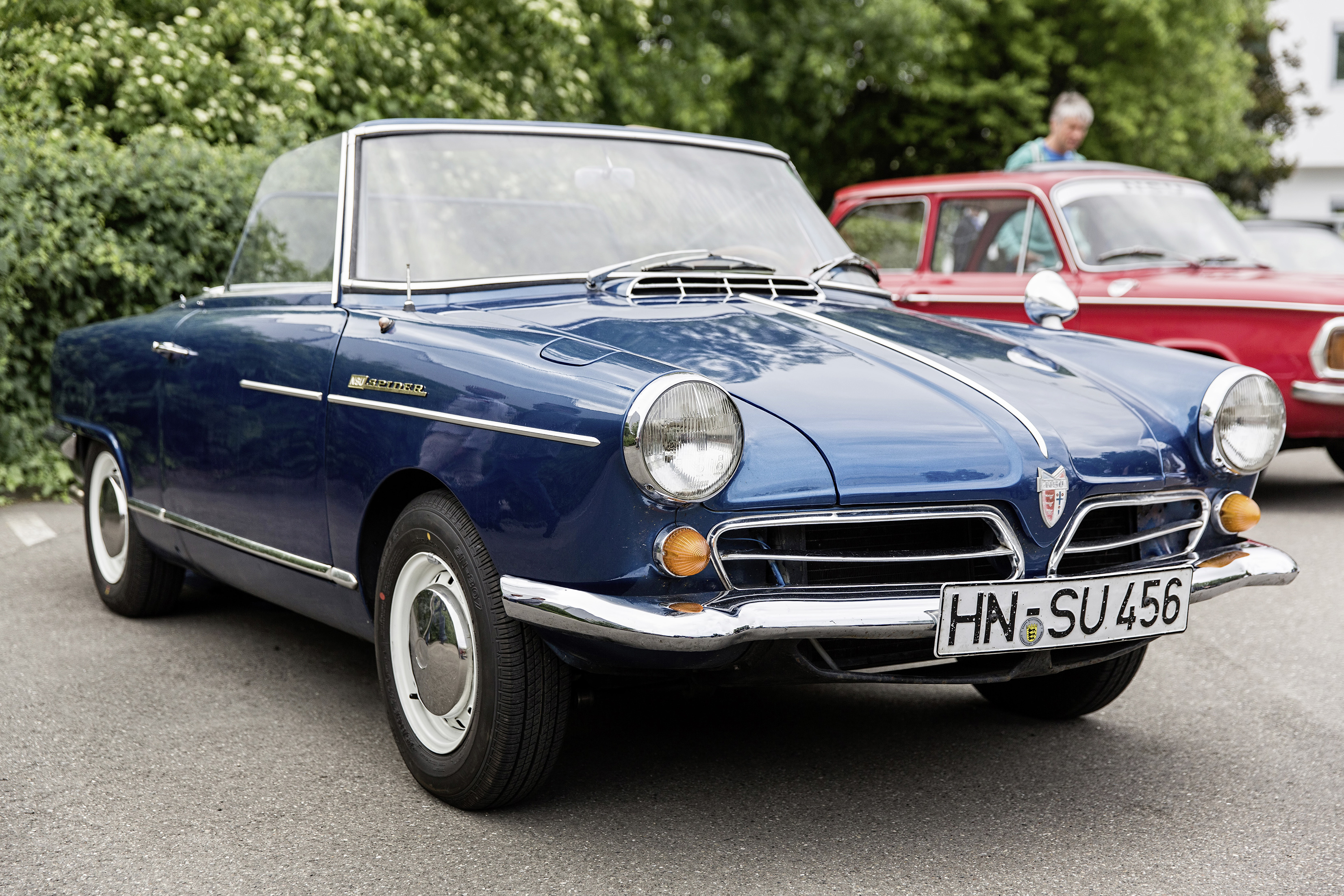Blauer NSU Wankel Spider, ein Cabriolet mit Wankelmotor, auf einem Oldtimertreffen in Frontansicht