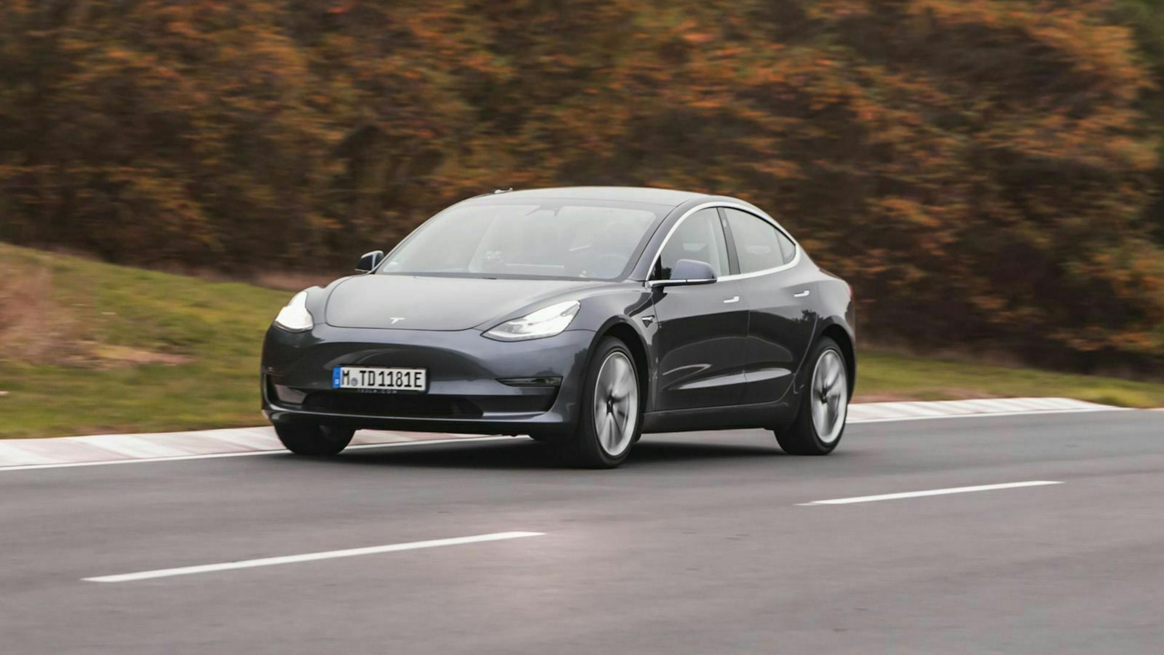 Das Tesla Model 3 in seitlicher Frontansicht fahrend