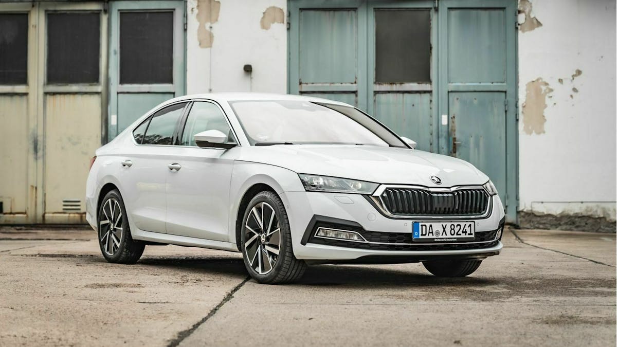 Sicht auf Frontseite des Skoda Octavia