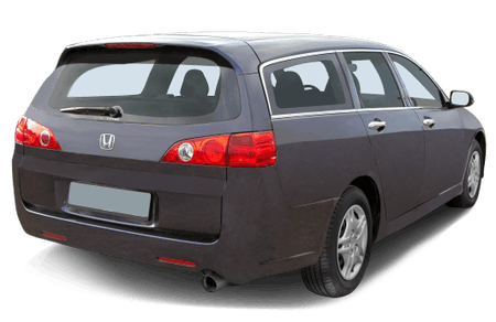 Grauer Kombi mit silbernen Felgen, Heckansicht. Rote Rückleuchten und silbernes Logo auf der Heckklappe.