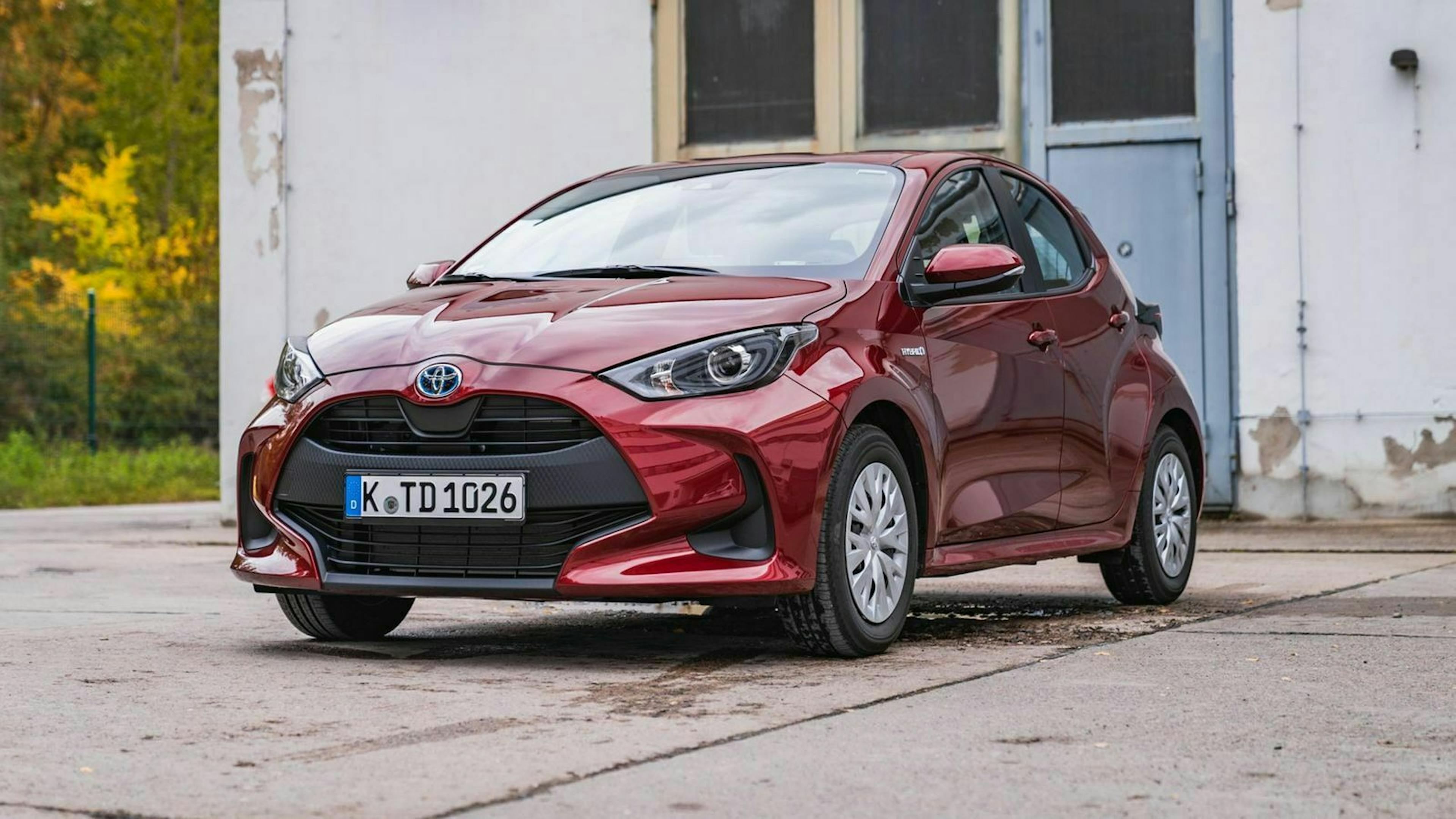 Der Toyota Yaris Hybrid (2020) in seitlicher Frontansicht