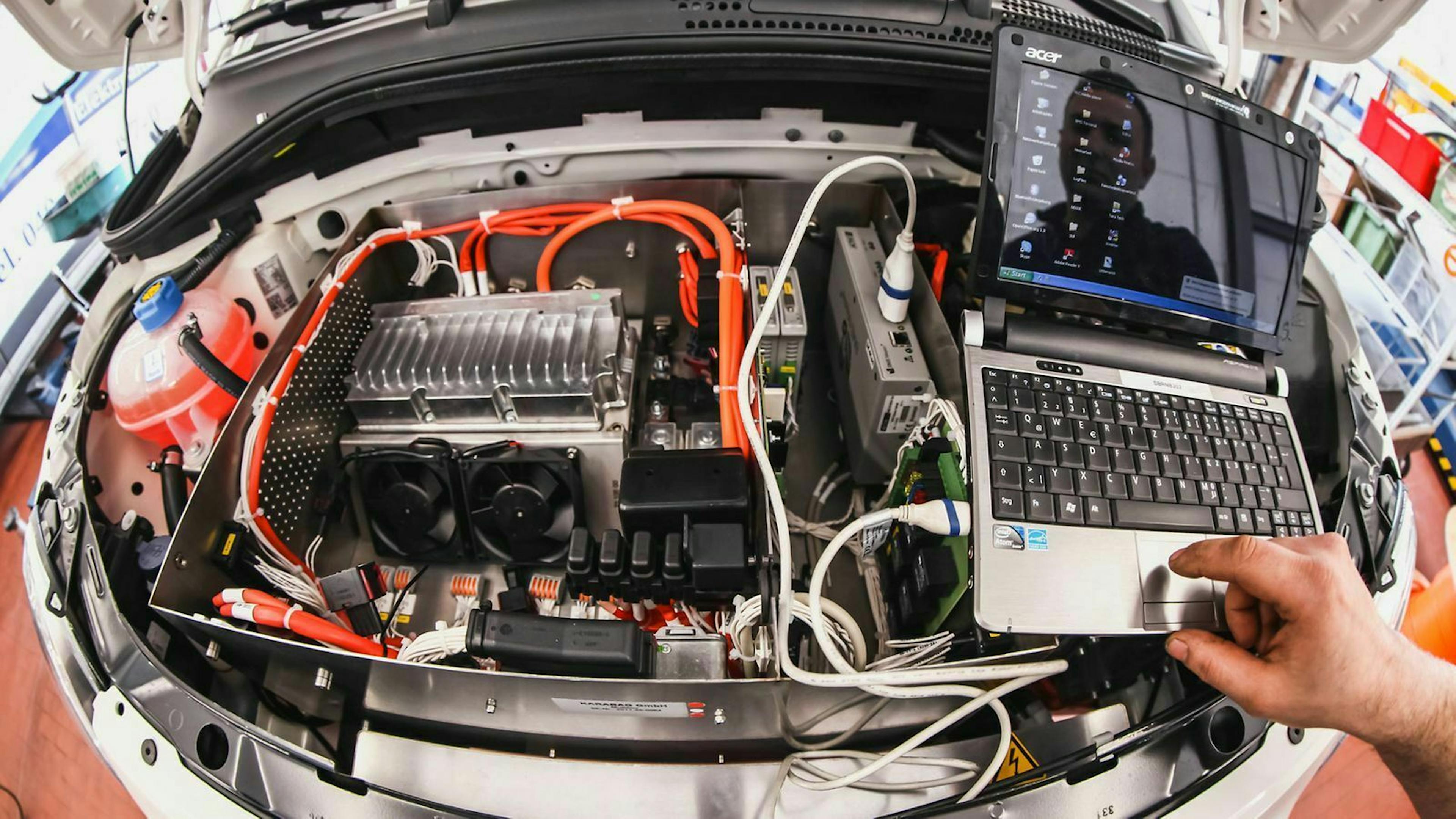 Immer mehr Menschen lassen ihr Auto zu einem Elektroauto umrüsten.