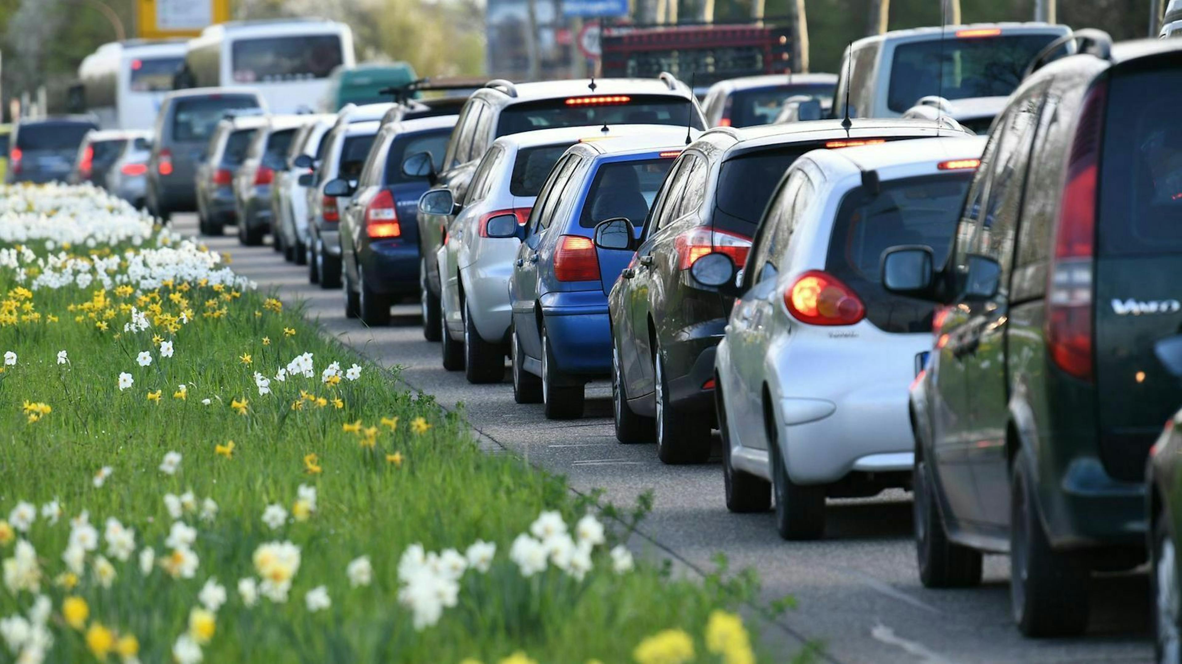 Um sich möglichst gleichförmig zu bewegen, muss das Bremsverhalten anderer Verkehrsteilnehmer ausgeglichen werden