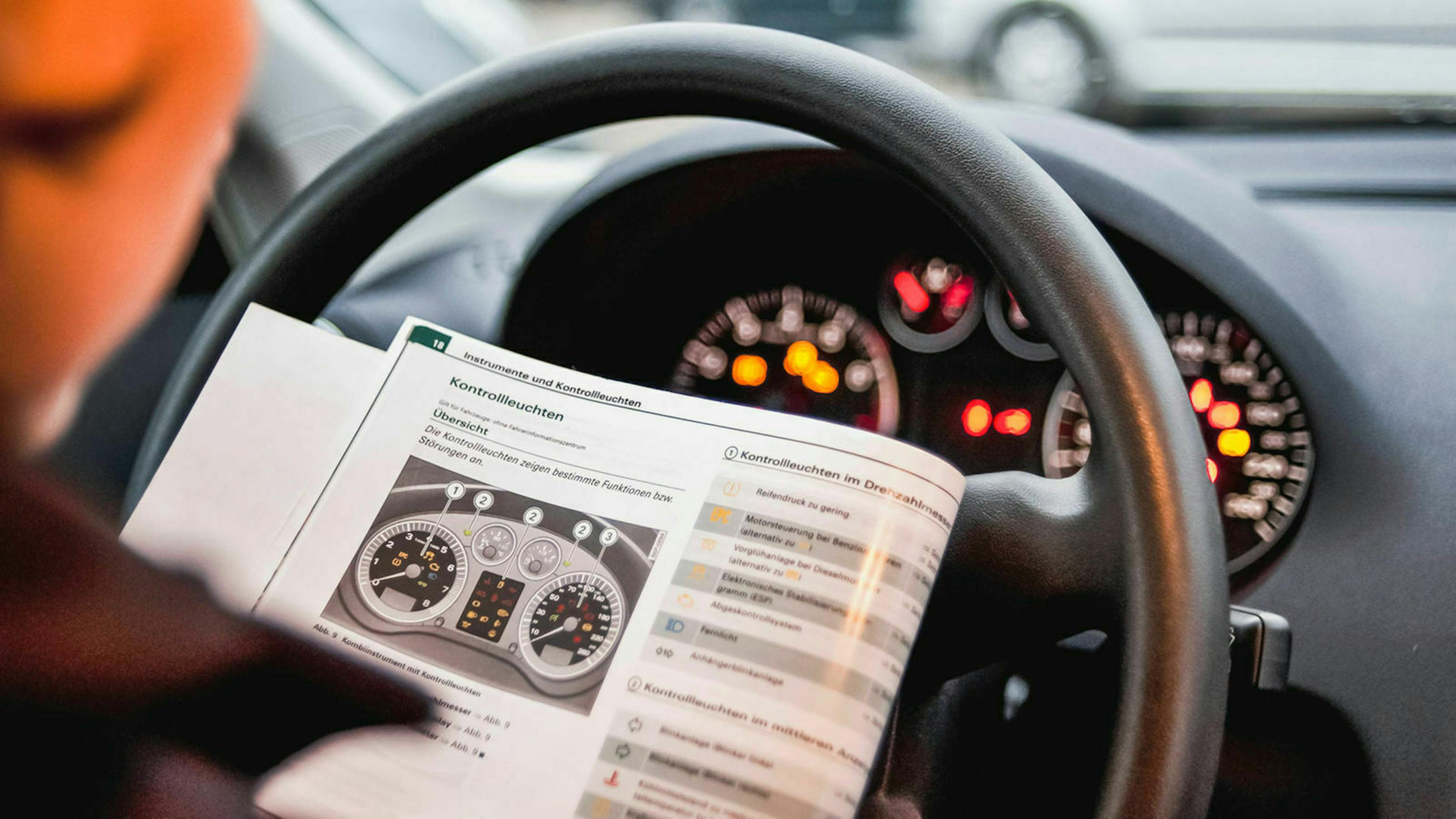 Nahaufnahme Lenkrad mit Anzeige
