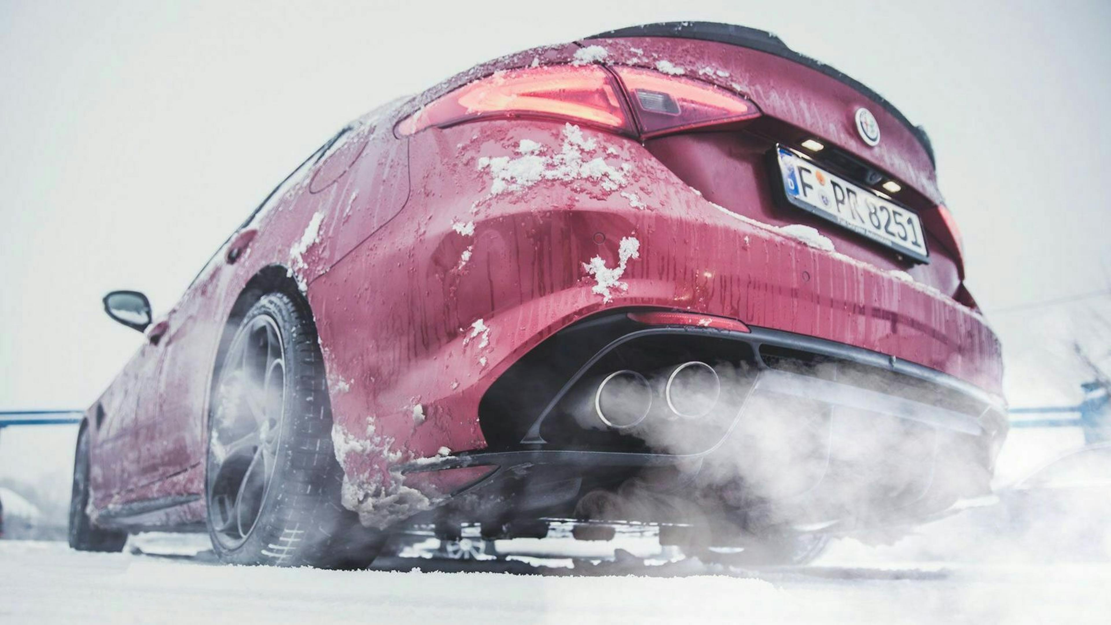 Zu sehen ist ein Auto mit laufenden Motor in Nahaufnahme