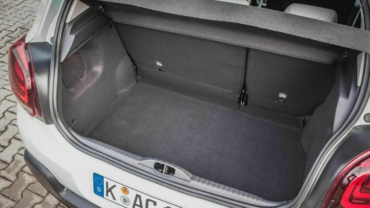 Zu sehen ist der Kofferraum des Citroën C3