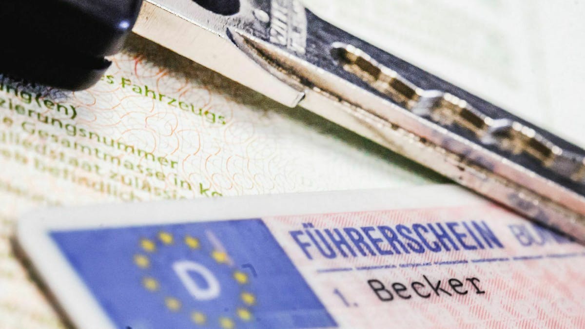 Ein Führerschein und ein Autoschlüssel sind in Nahaufnahme zu sehen