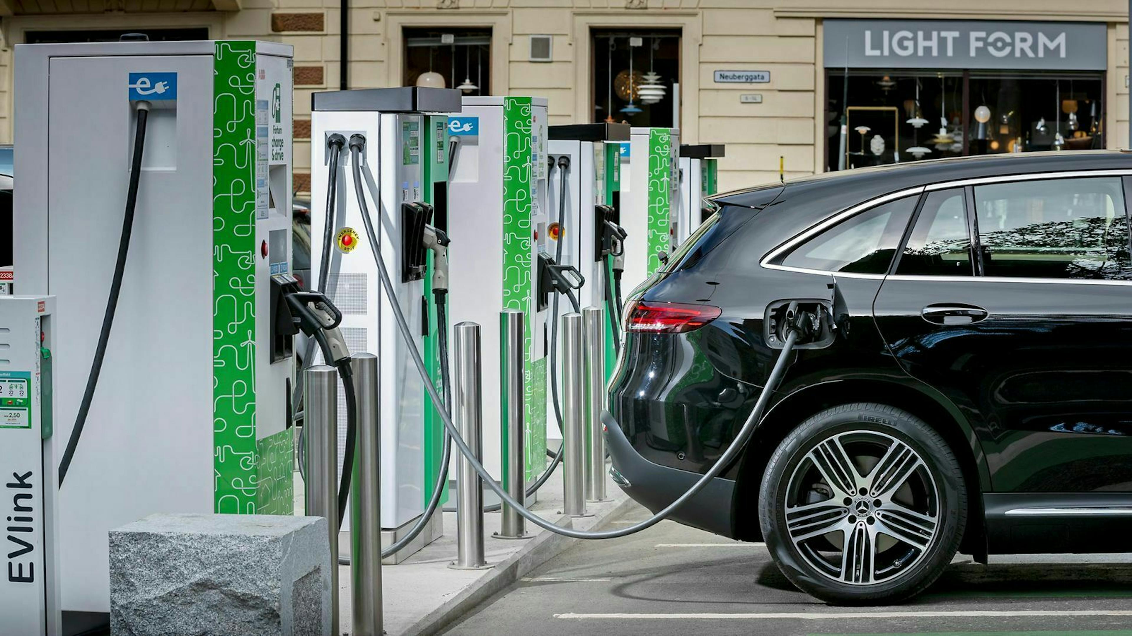 Das Elektroauto EQC kann mit bis zu 110 kW Leistung laden. Im Schnitt ist es jedoch weniger