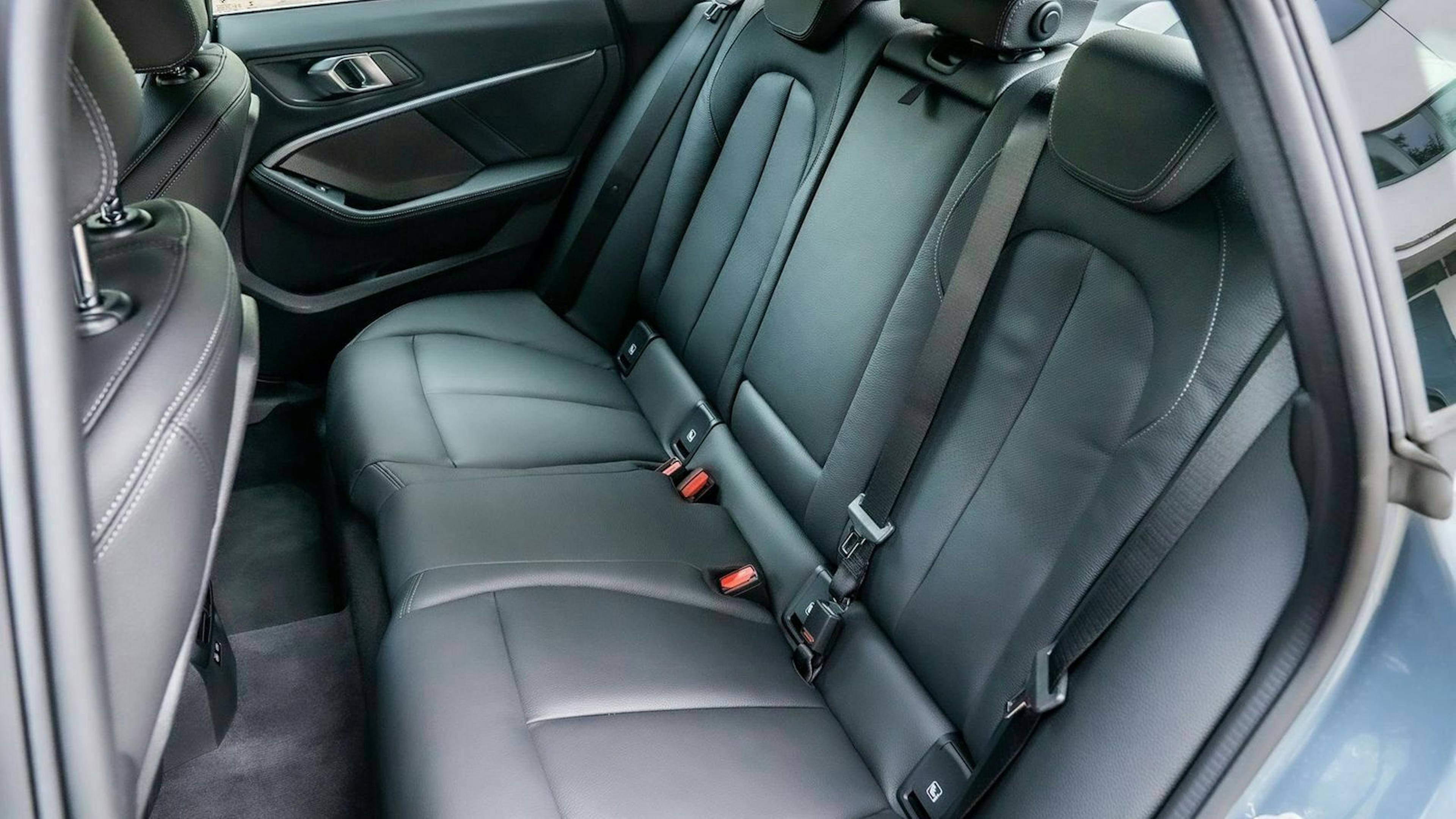 Die HIntersitze des BMW 2er 