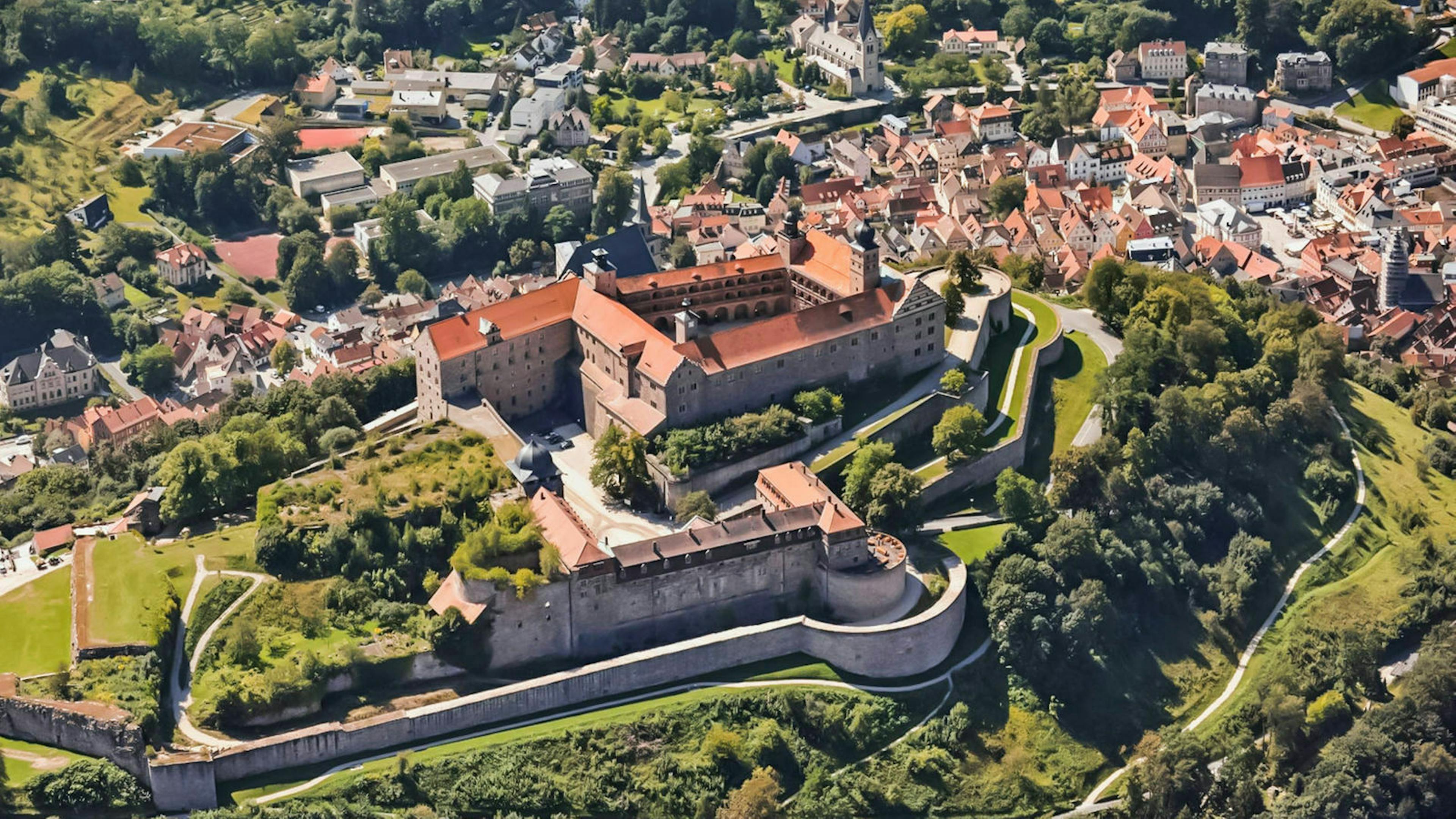 Die Plassenburg im Sonnenschein über Kulmbach