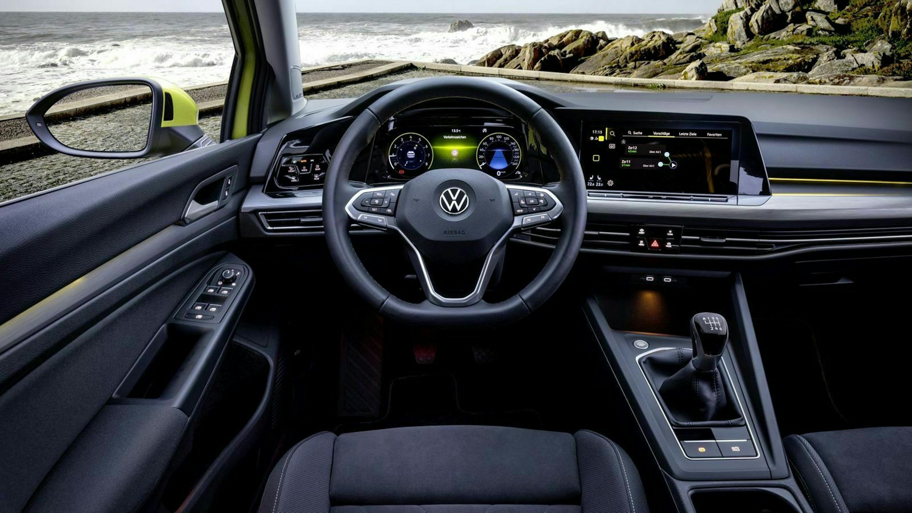 VW Golf 8 Innenraum mit Sicht auf das Lenkrad