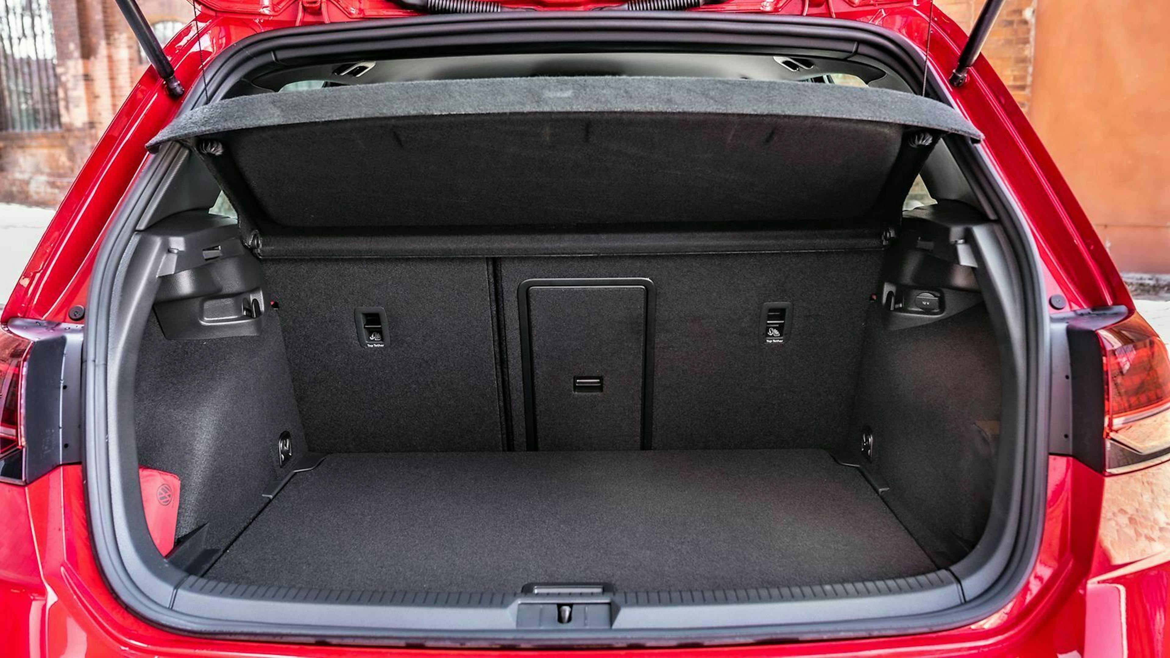 Zu sehen ist der Kofferraum des VW Golf 7 GTI TCR