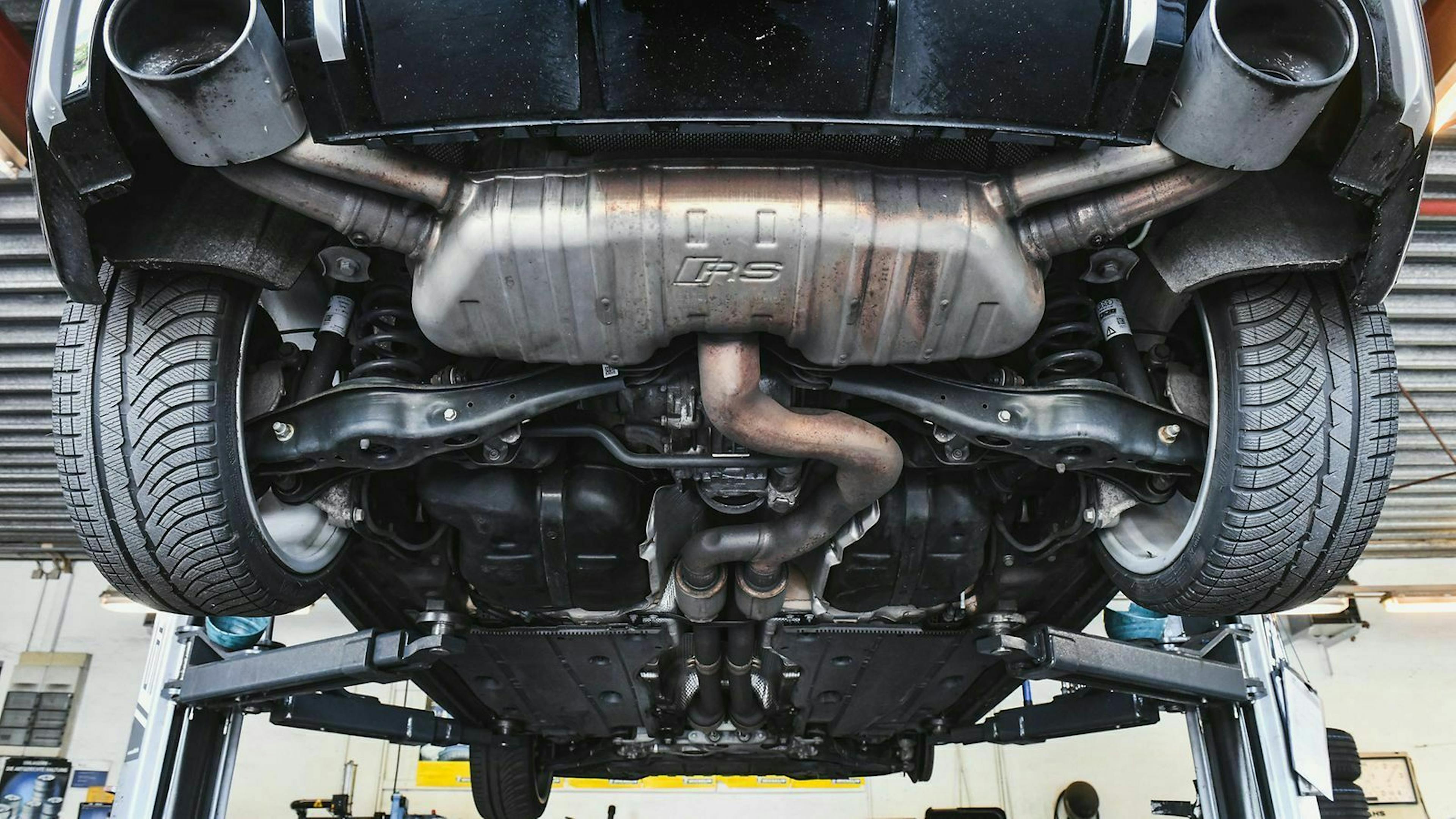 Einen Getriebeschaden solltest Du in einer Werkstatt von einem Fachmann reparieren lassen.