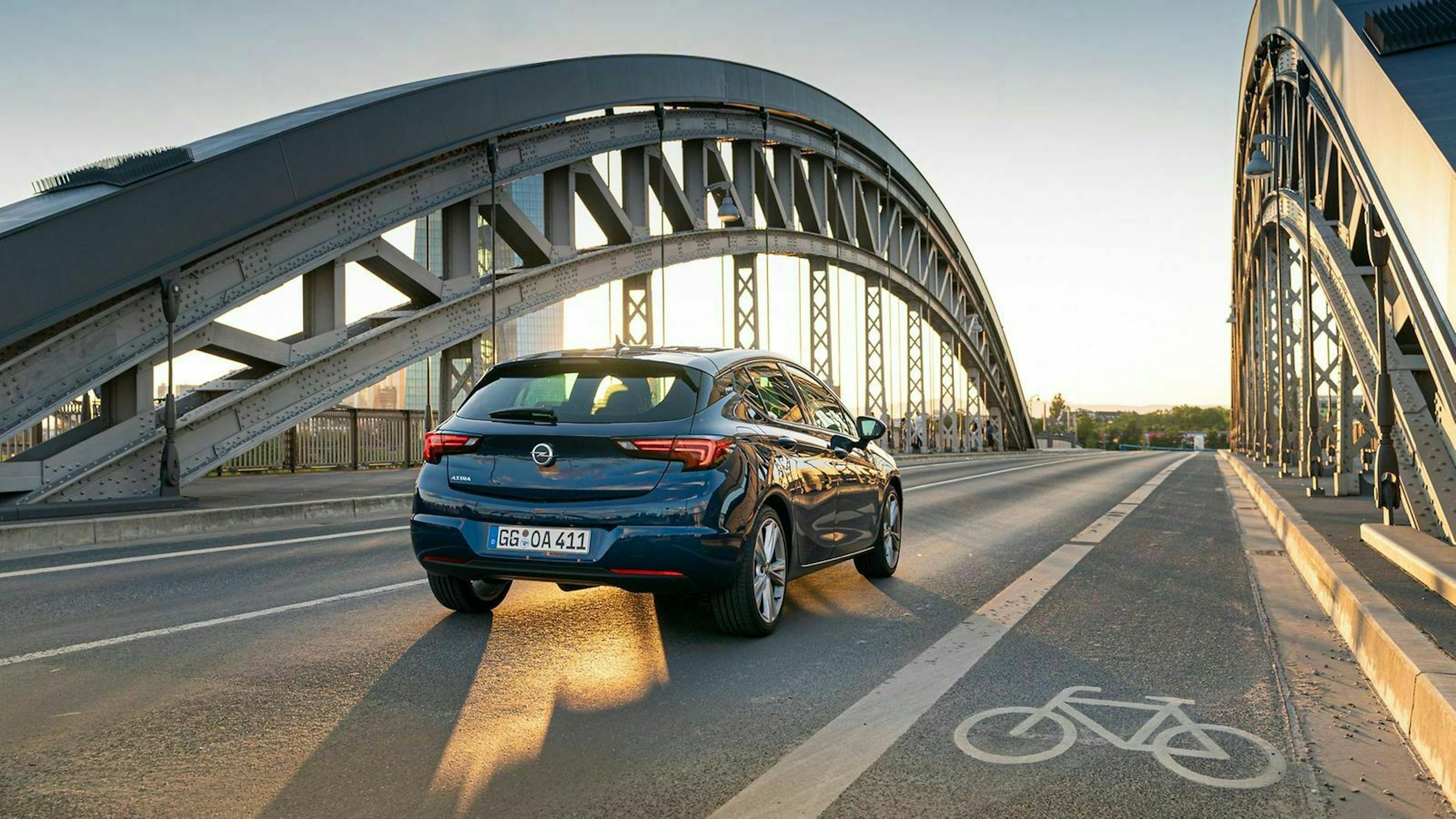 Opel Astra in der Heckansicht, fahrend