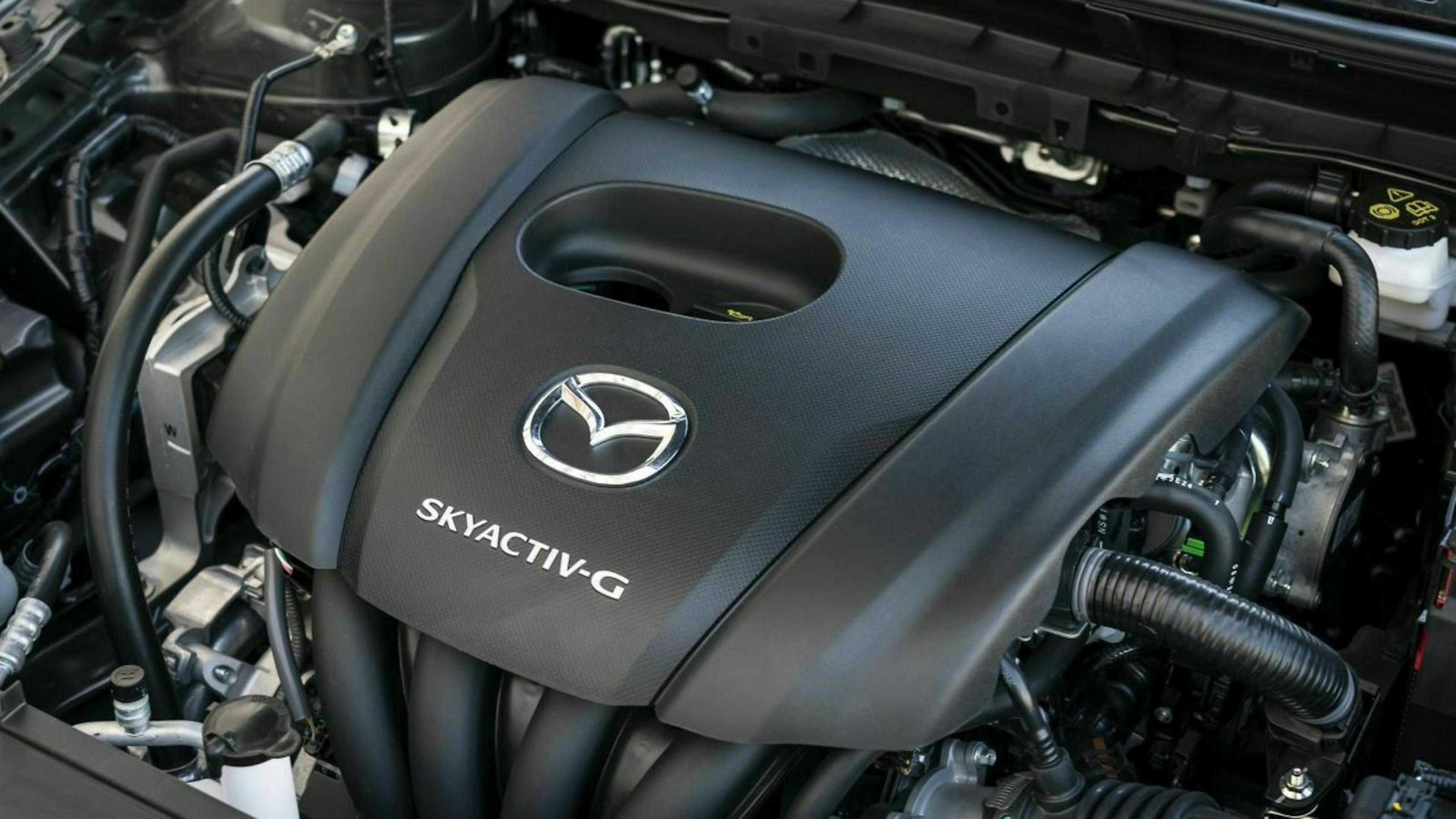 Mazda 2 Blick unter die Motorhaube