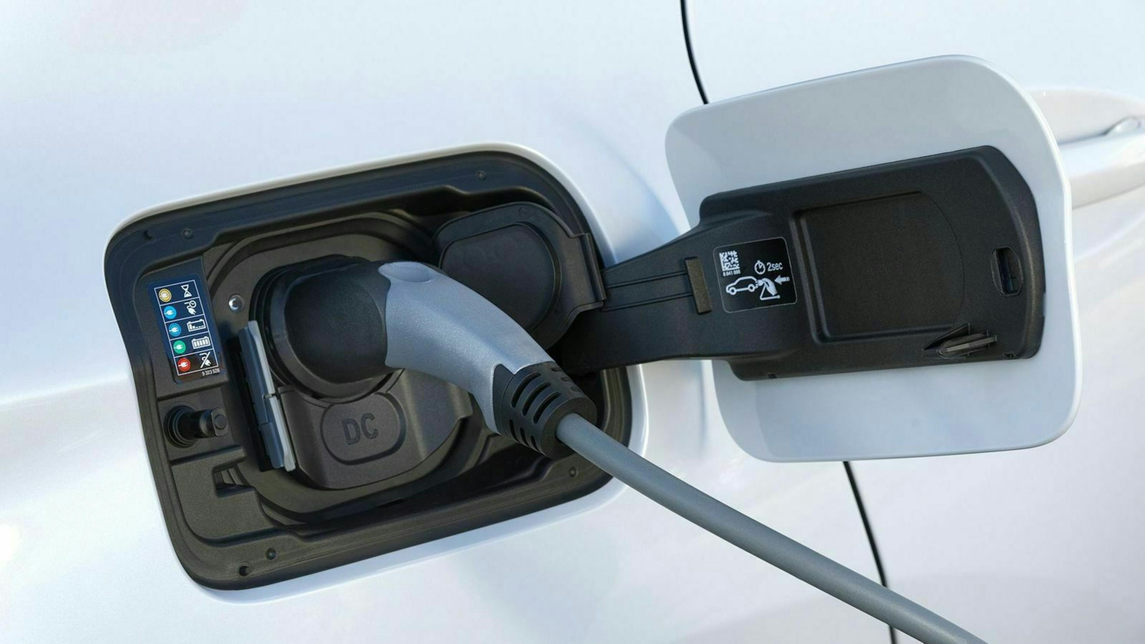 Zu sehen ist der Plug-In-Ladeanschluss des BMW iX3