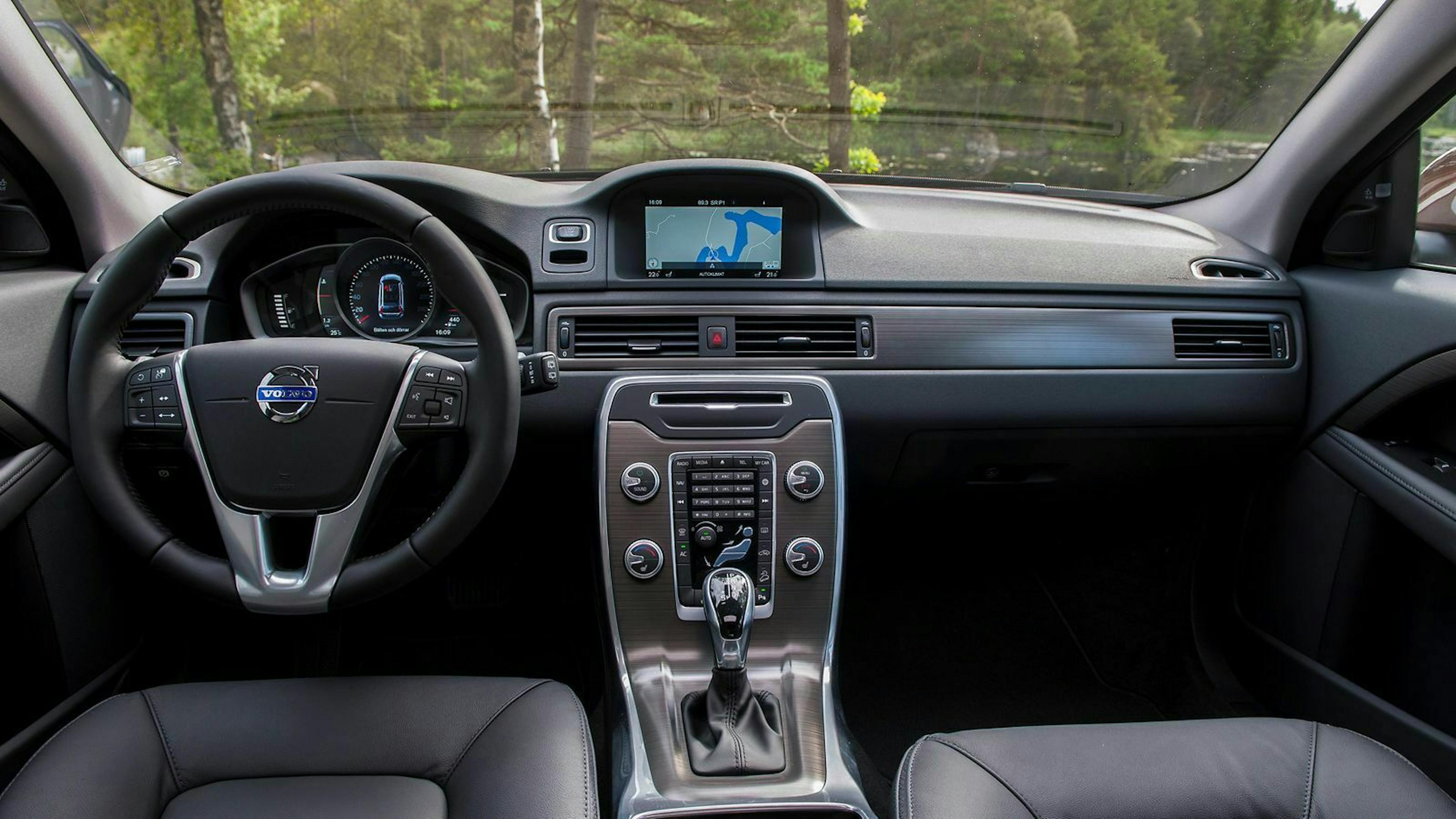 Ein Blick in den Innenraum des Volvo V70 B zeigt zahlreiche Tasten und Regler
